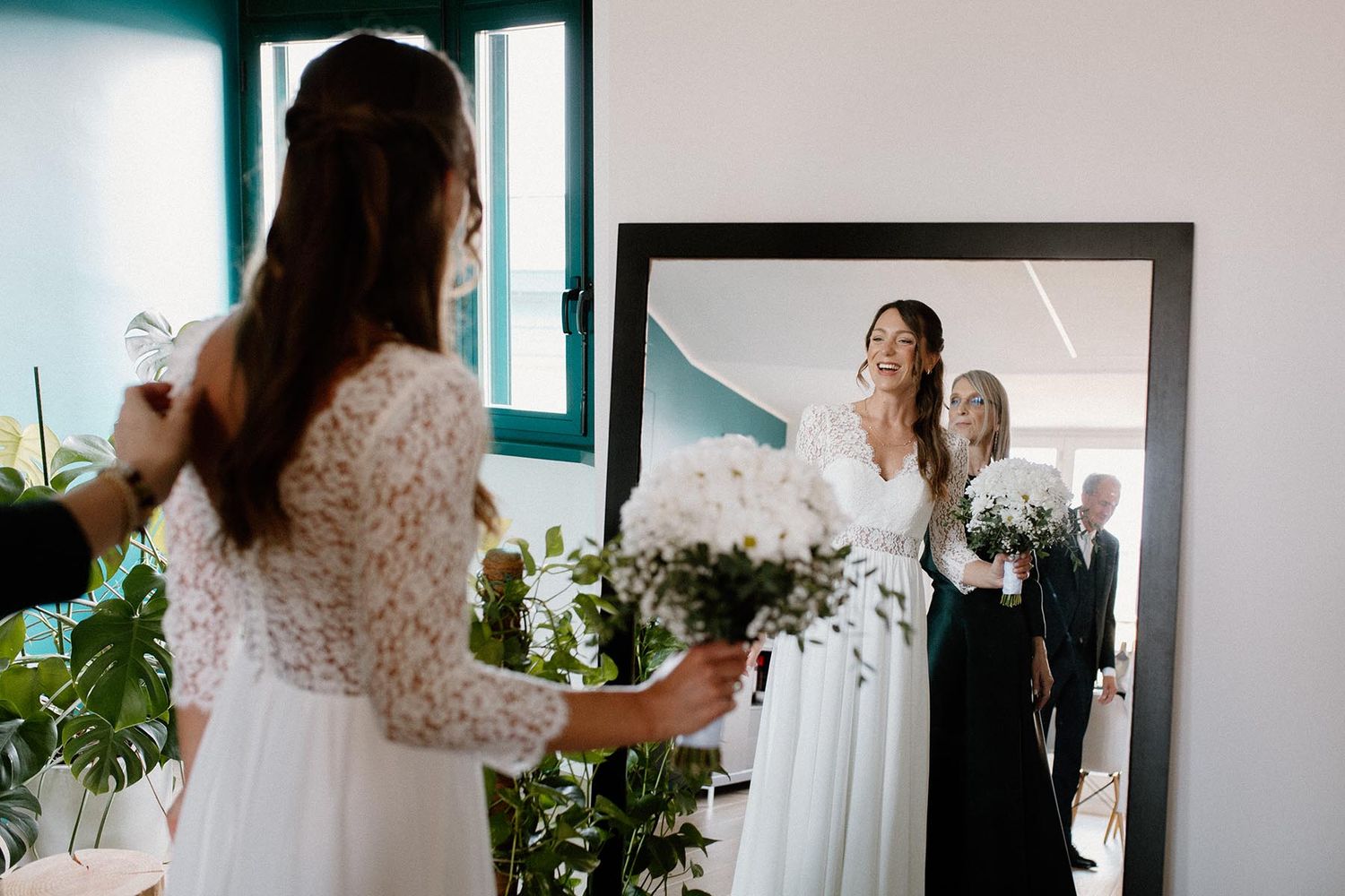 Ritratto della sposa durante i preparativi a casa