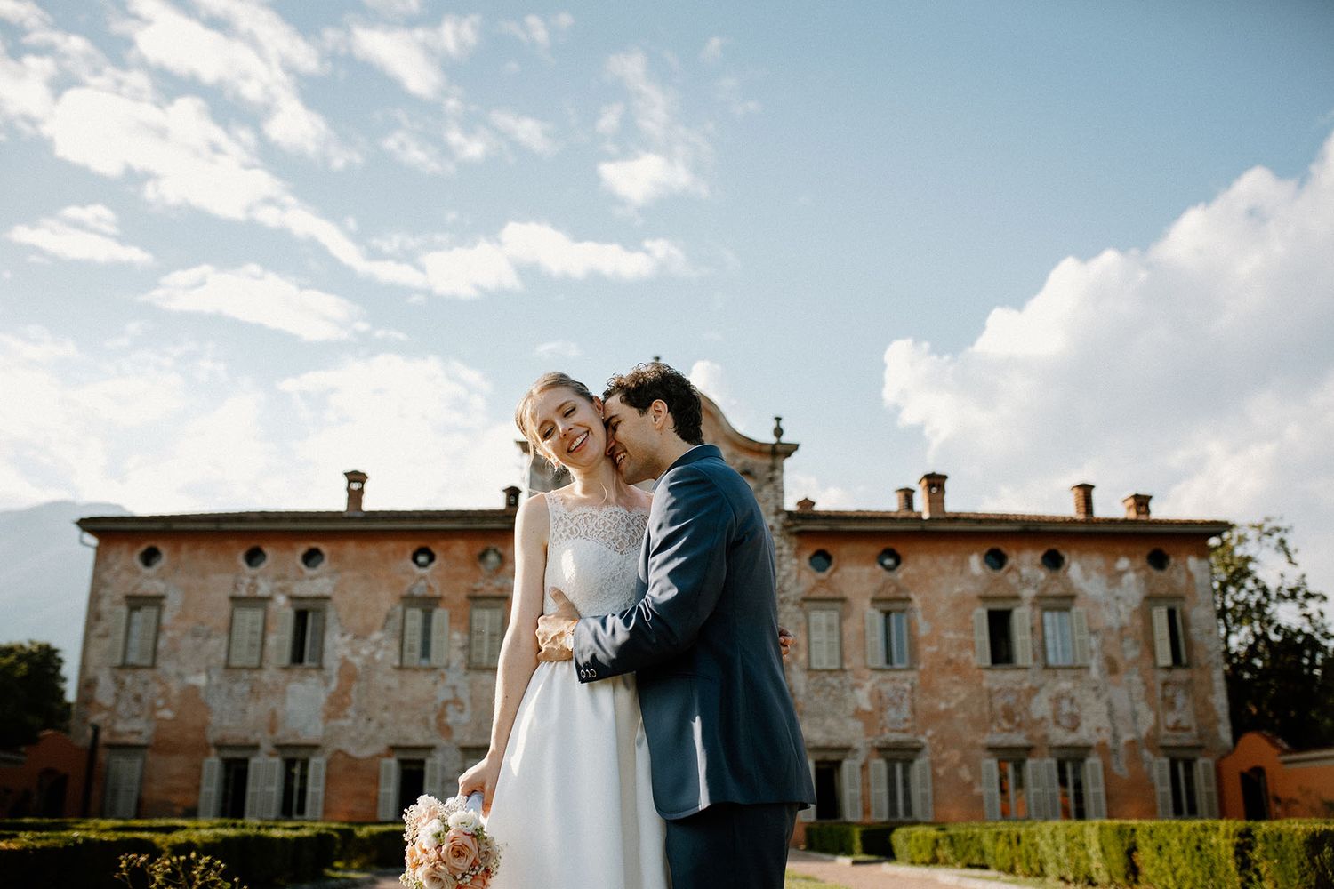 Ritratto degli sposi nei giardini di Villa Malliana