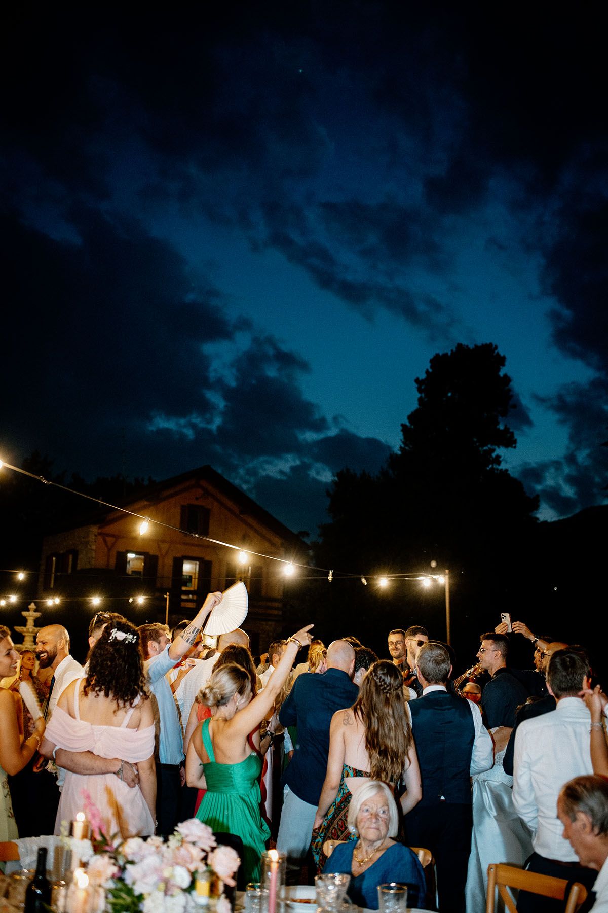 Sposi festeggiano con gli invitati a Villa Malliana