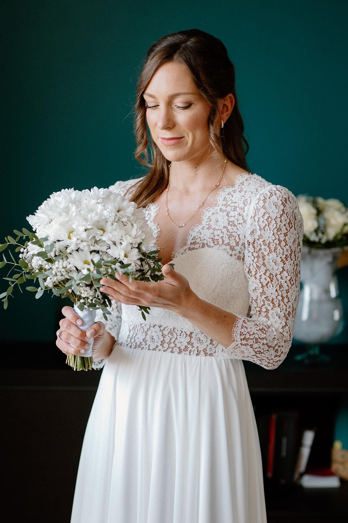 Ritratto della sposa durante i preparativi a casa