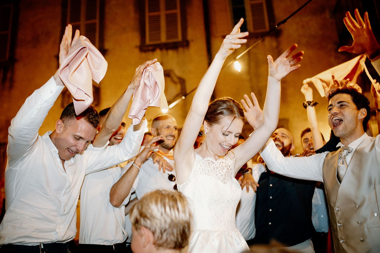 Sposi festeggiano con gli invitati a Villa Malliana
