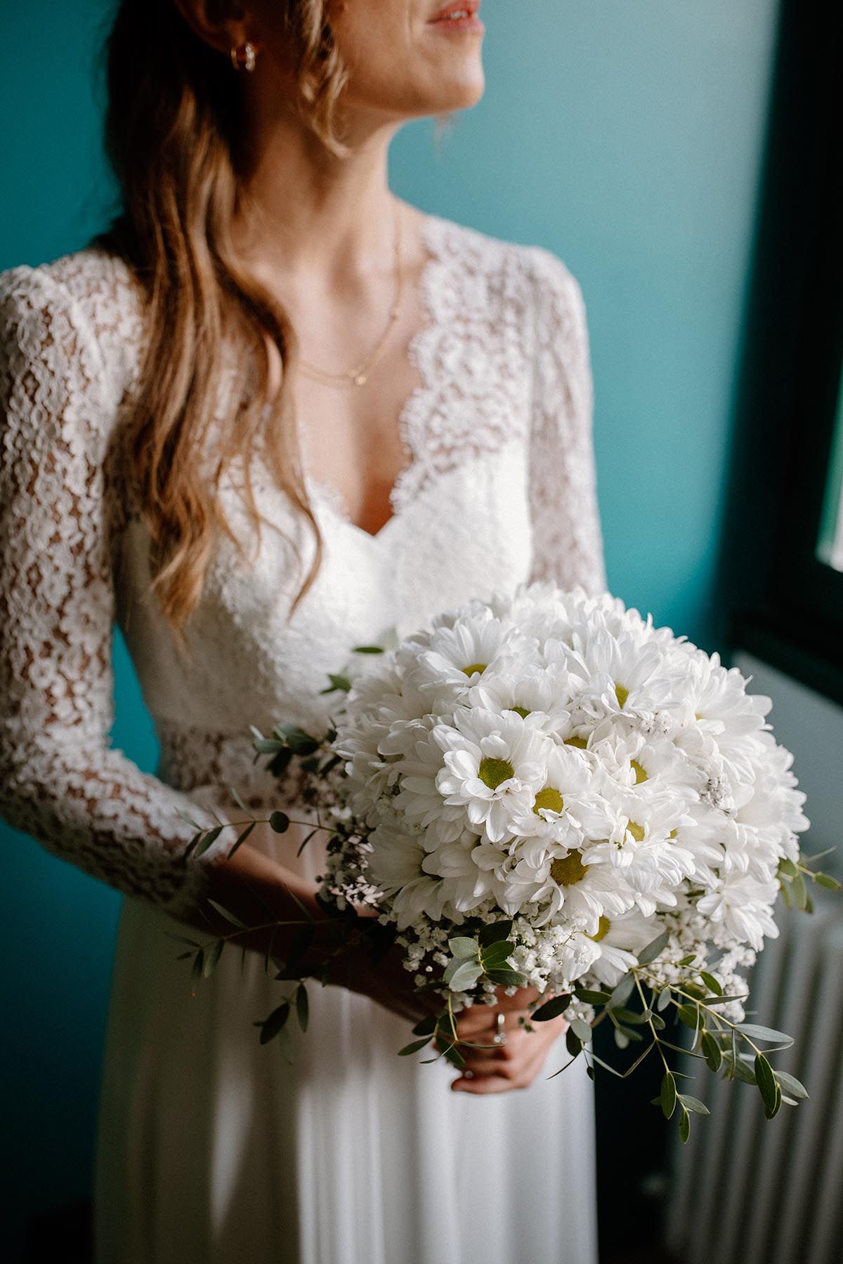 Ritratto della sposa durante i preparativi a casa