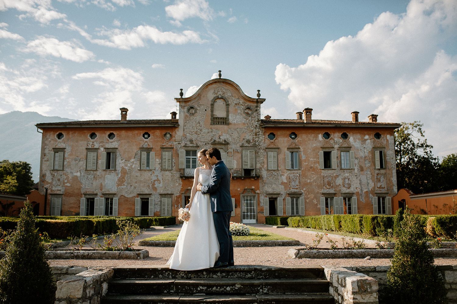Ritratto degli sposi nei giardini di Villa Malliana
