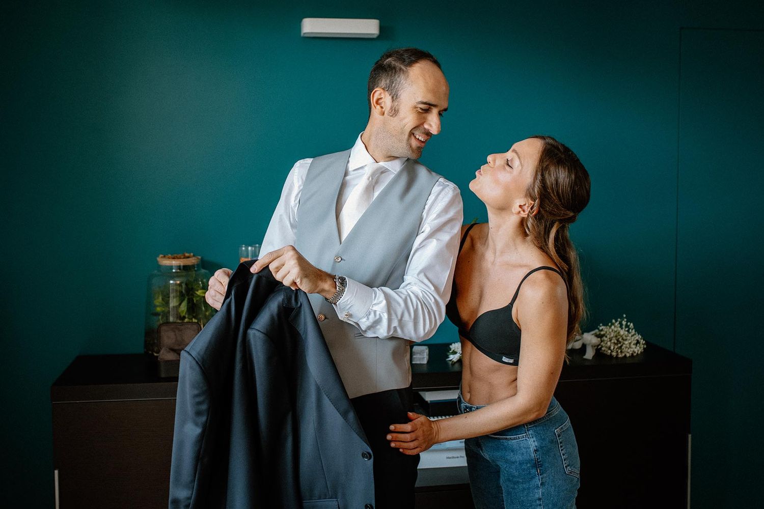 Preparativi dello sposo prima del matrimonio a Monza