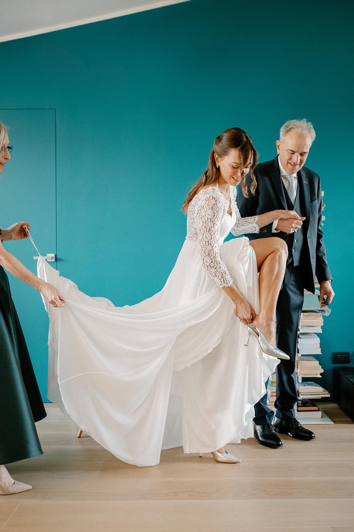 Ritratto della sposa durante i preparativi a casa