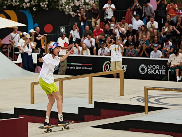 Skateboard. Esultanza e festeggiametnti del vincitore che andrà sul podio. Foto scattata da fotografo sportivo professionale di Roma.
