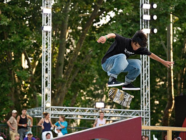 Coppa del mondo di skateboarding. Composizione con atleta in salto sfondo e cornice. Foto scattata da Marco Di Gioia fotografo sportivo Roma