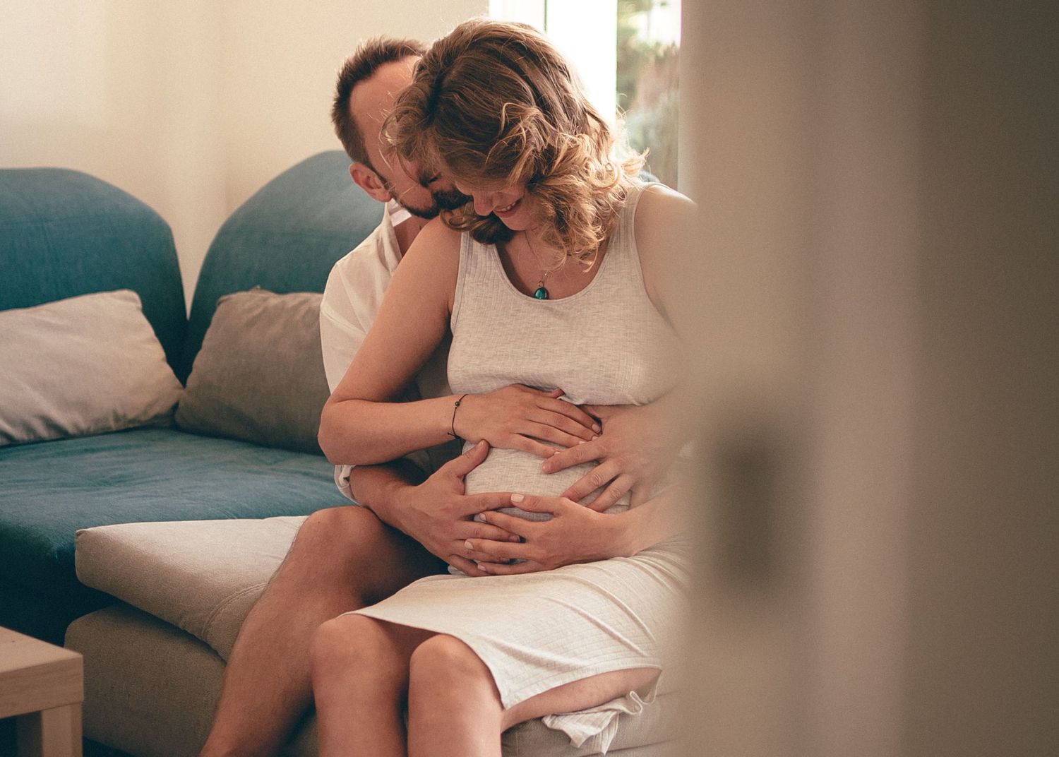 Moment intime entre futurs parents en intérieur, séance photo grossesse lifestyle à La Turballe