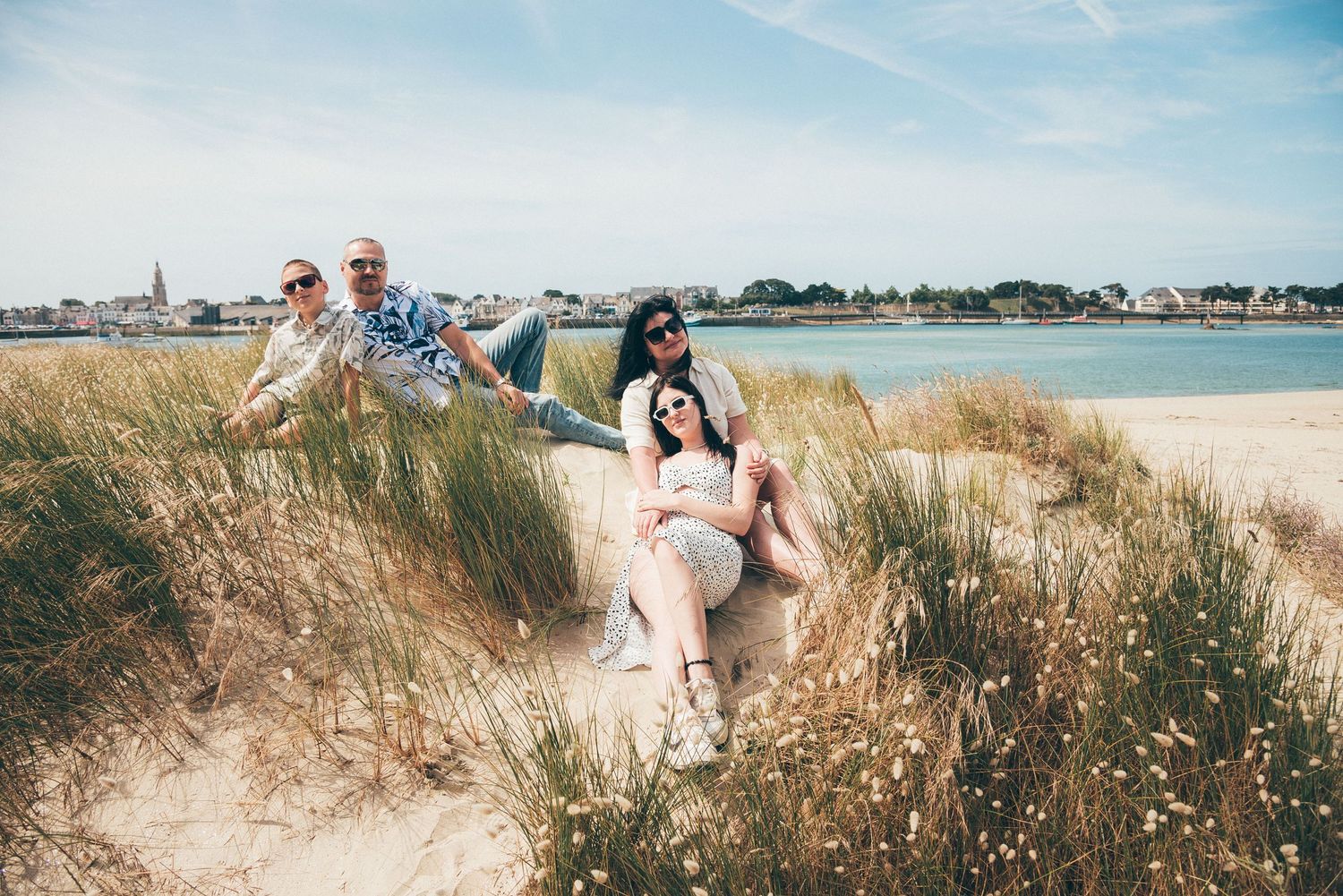 Séance photo familiale à Pen Bron avec vue sur La Croisic, ambiance naturelle et bord de mer