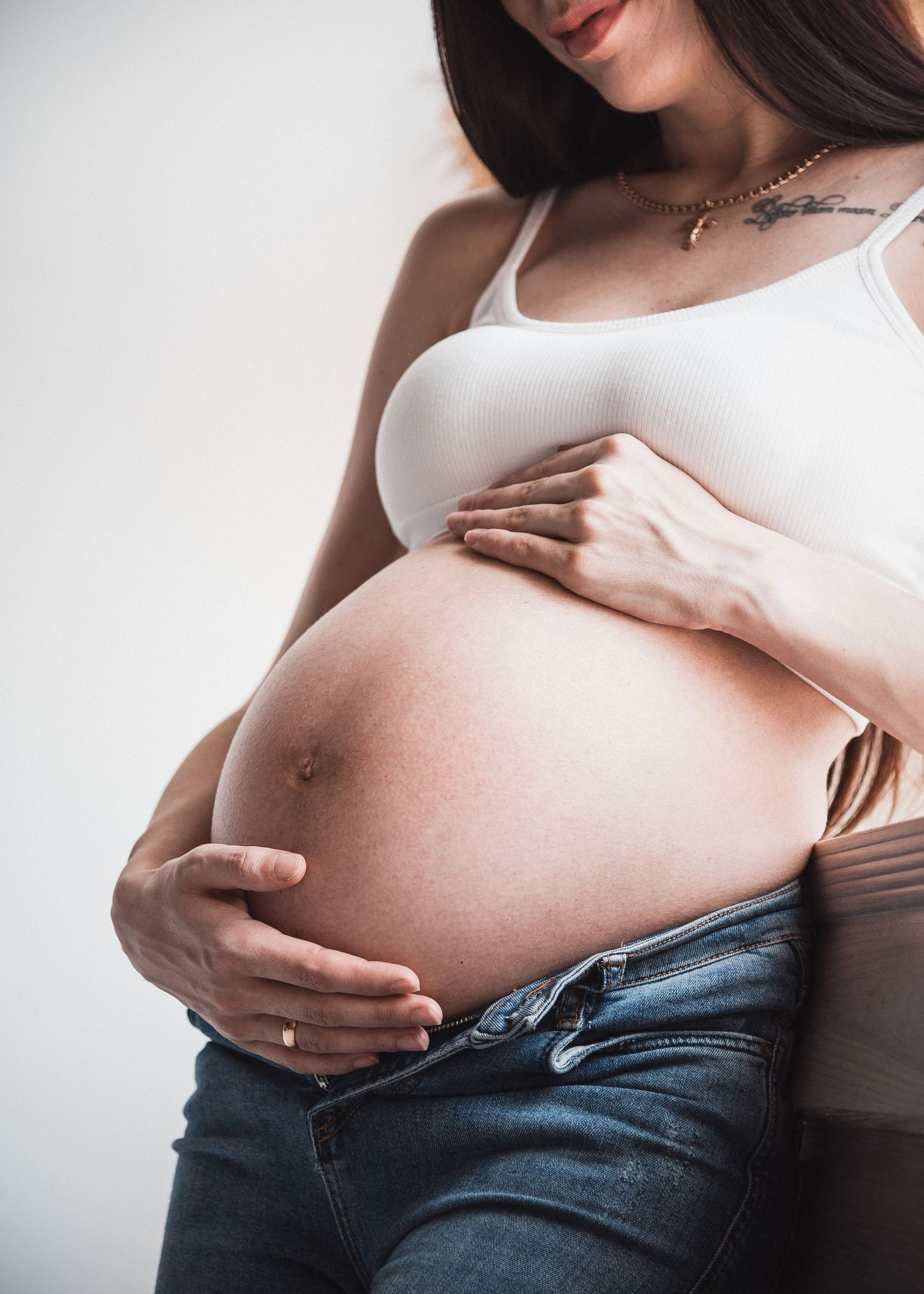 Portrait doux d’un ventre de femme enceinte, photographie de maternité en lumière naturelle