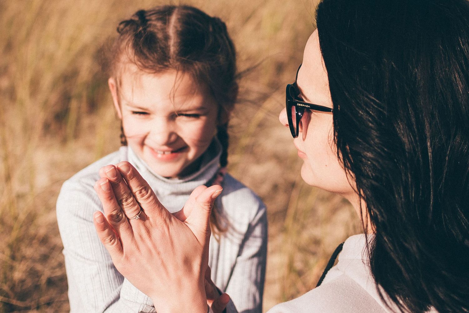 Portrait naturel d’une enfant avec sa mère à La Turballe, moment complice en extérieur