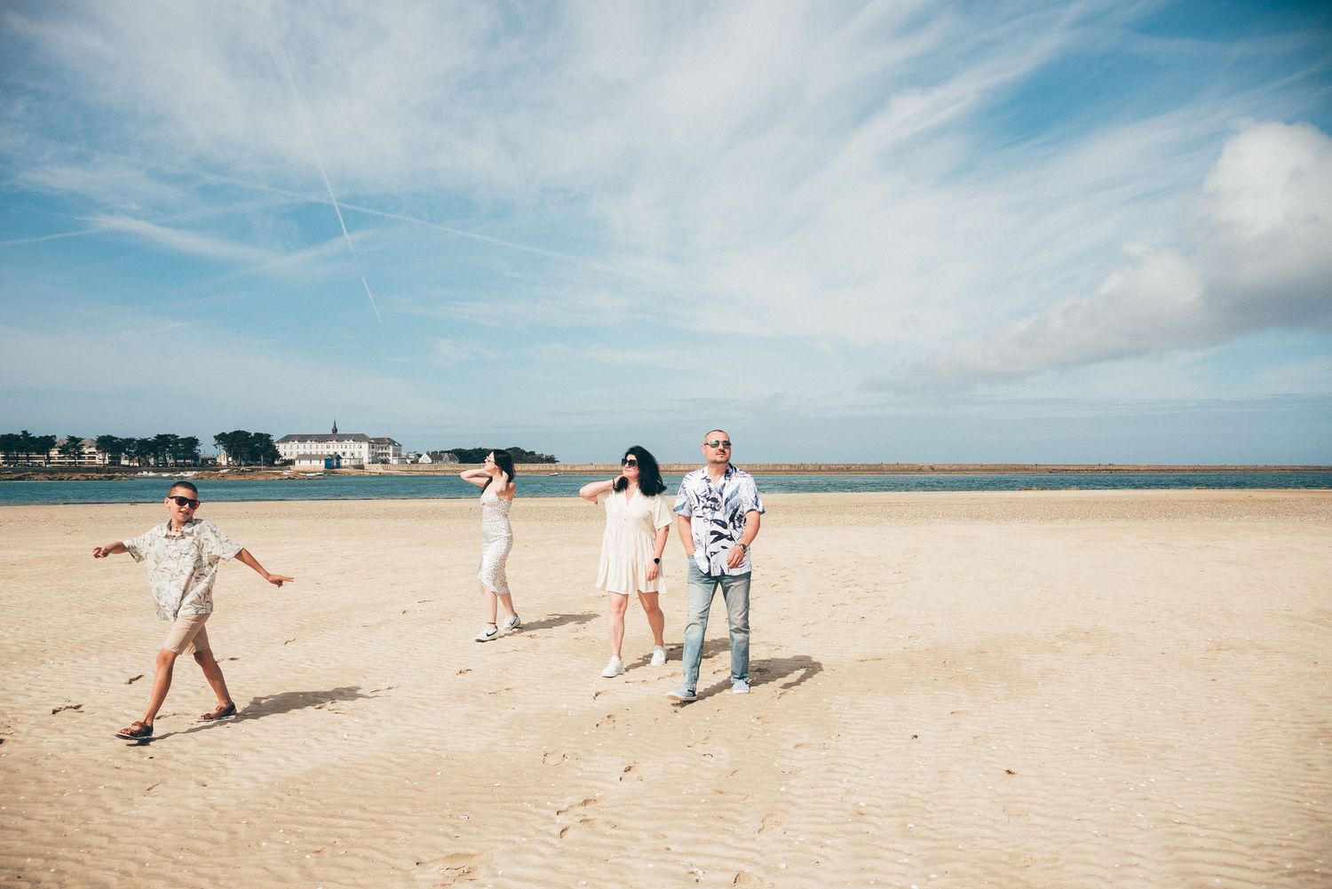Famille marchant sur la plage de Pen Bron face à La Croisic, photographie lifestyle en extérieur