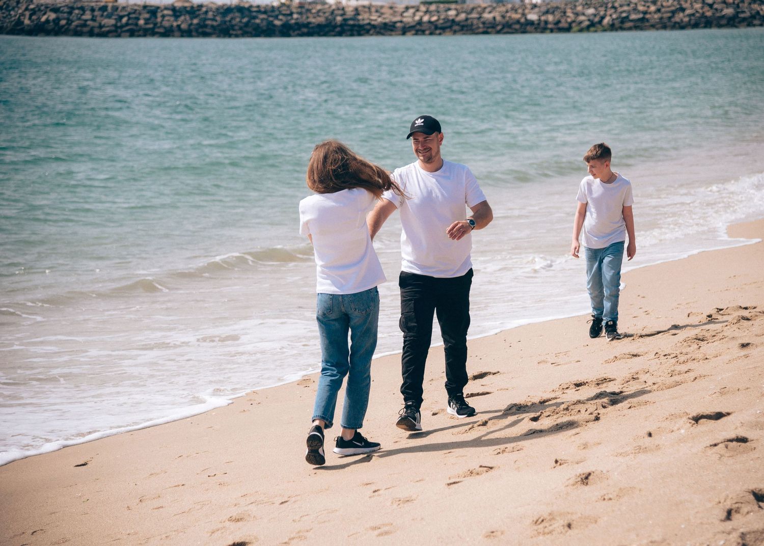 Famille jouant sur la plage de La Turballe, séance photo lifestyle en bord de mer
