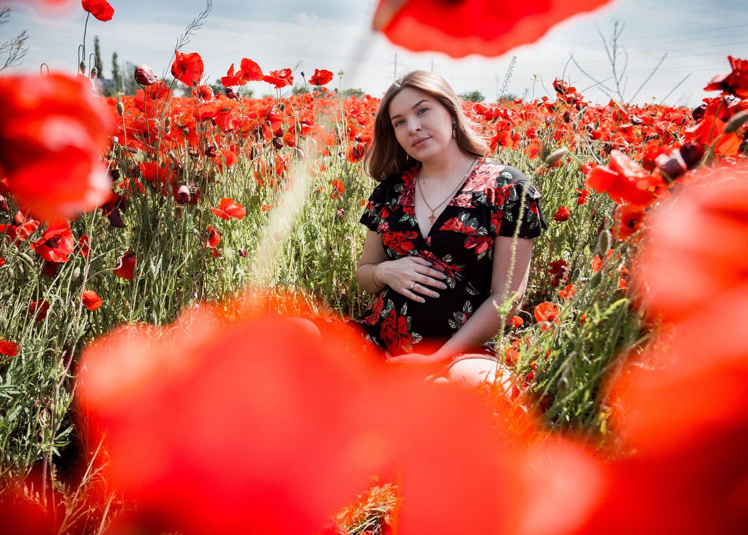 Femme enceinte dans un champ de fleurs, photographie de maternité artistique et poétique