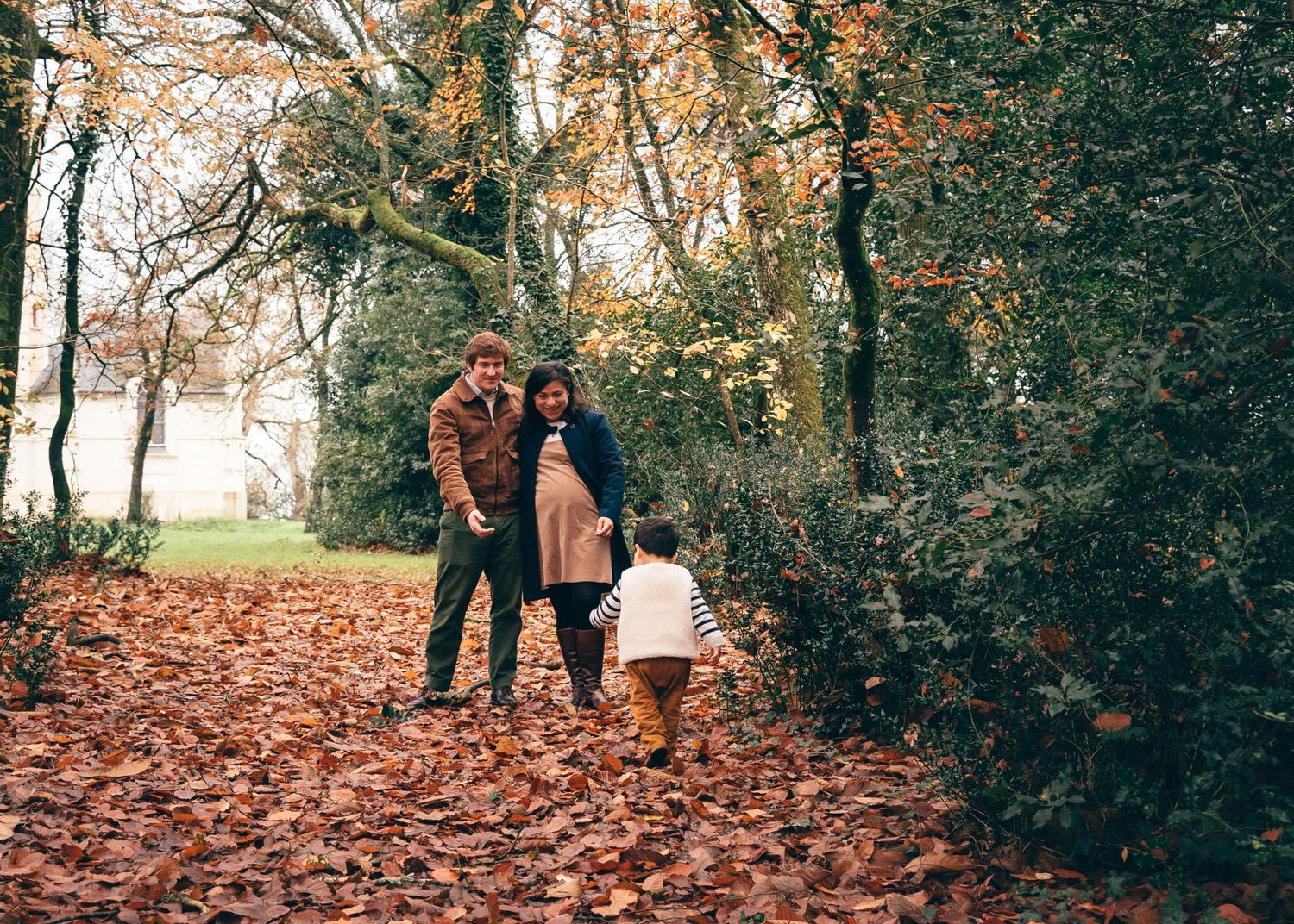 Famille se promenant dans un parc en automne, instant naturel et complice lors d’une séance photo à Nantes