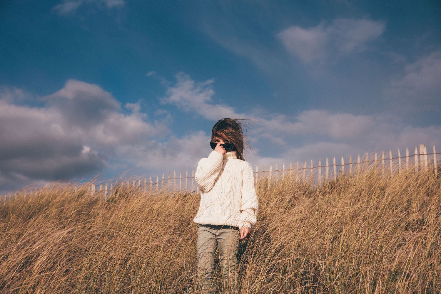 Enfant marchant seule dans les dunes de La Turballe, photographie lifestyle en Loire-Atlantique