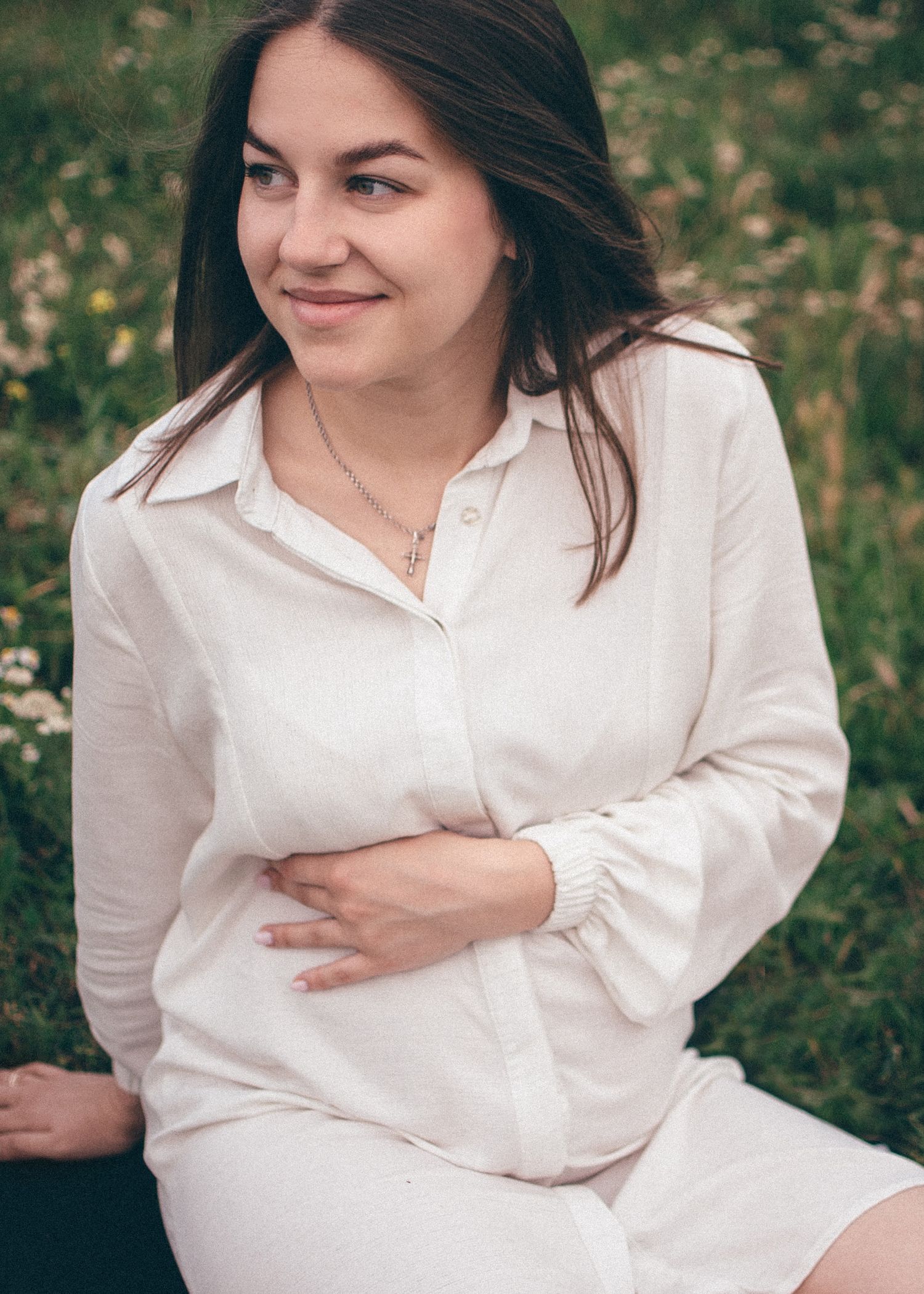 Portrait rapproché d’une femme enceinte, expression douce et sereine
