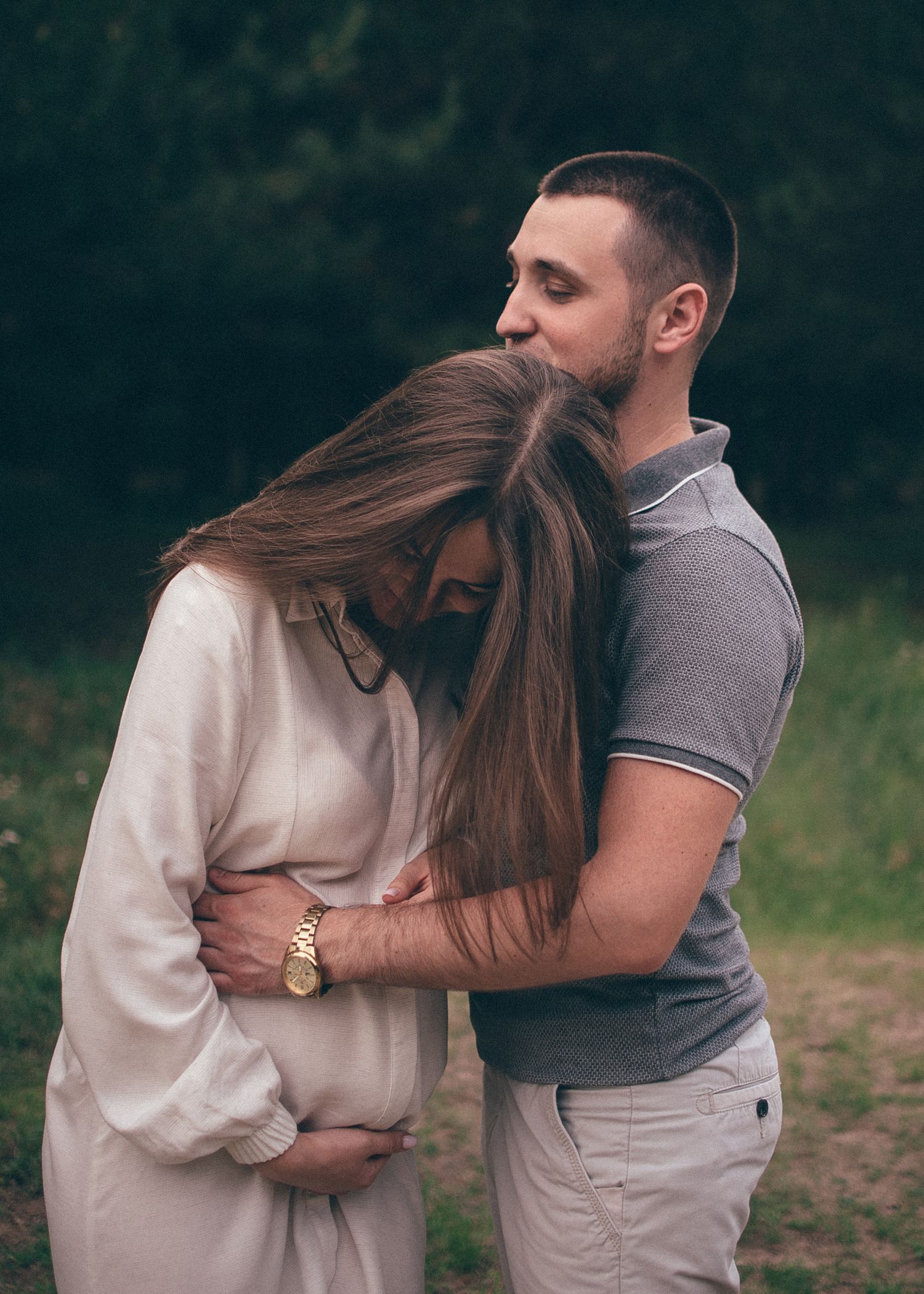 Futur papa entourant la future maman, instant intime lors d’une séance photo grossesse