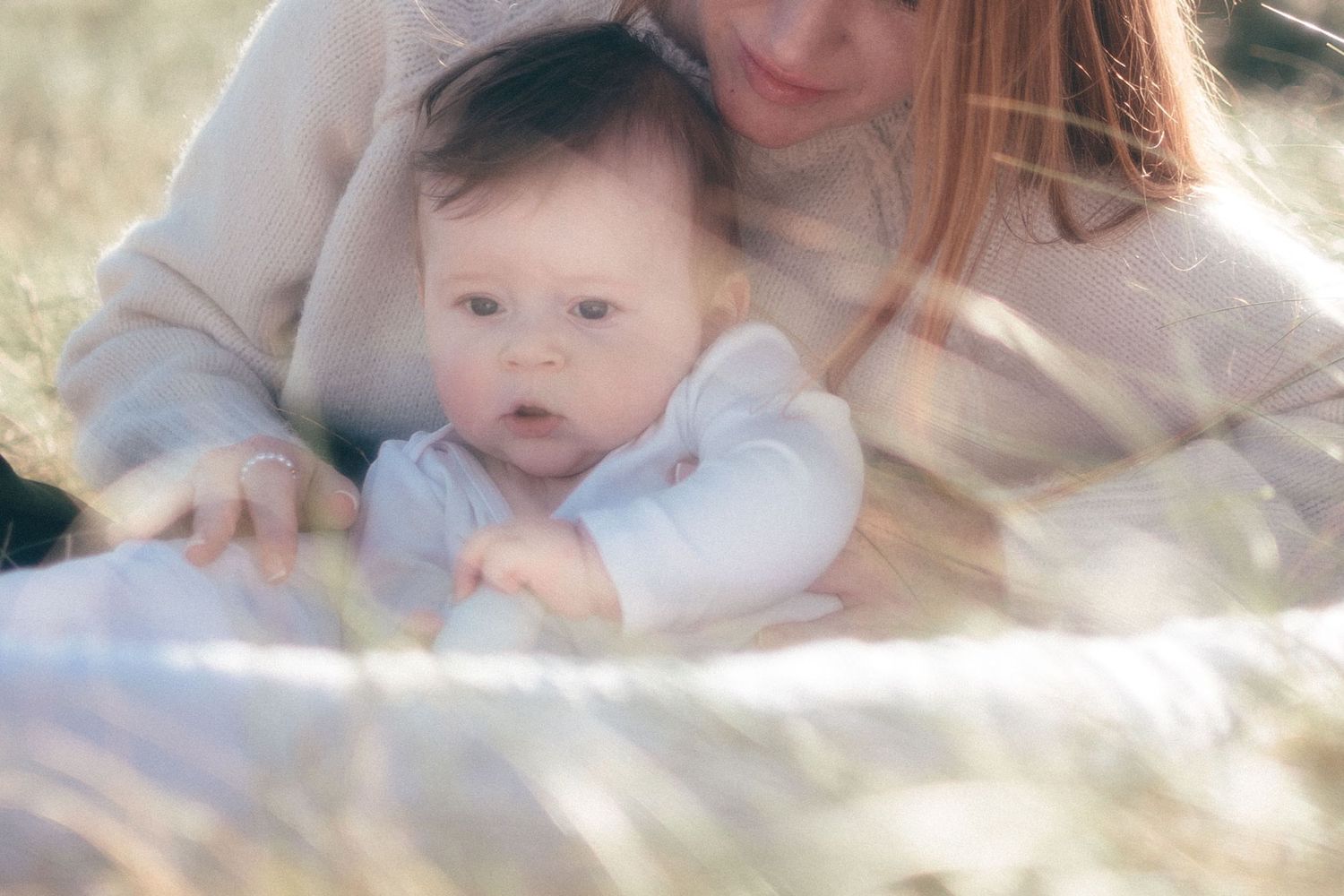 Bébé enveloppé dans une couverture, regard curieux et atmosphère paisible lors d’une séance photo à Pen Bron
