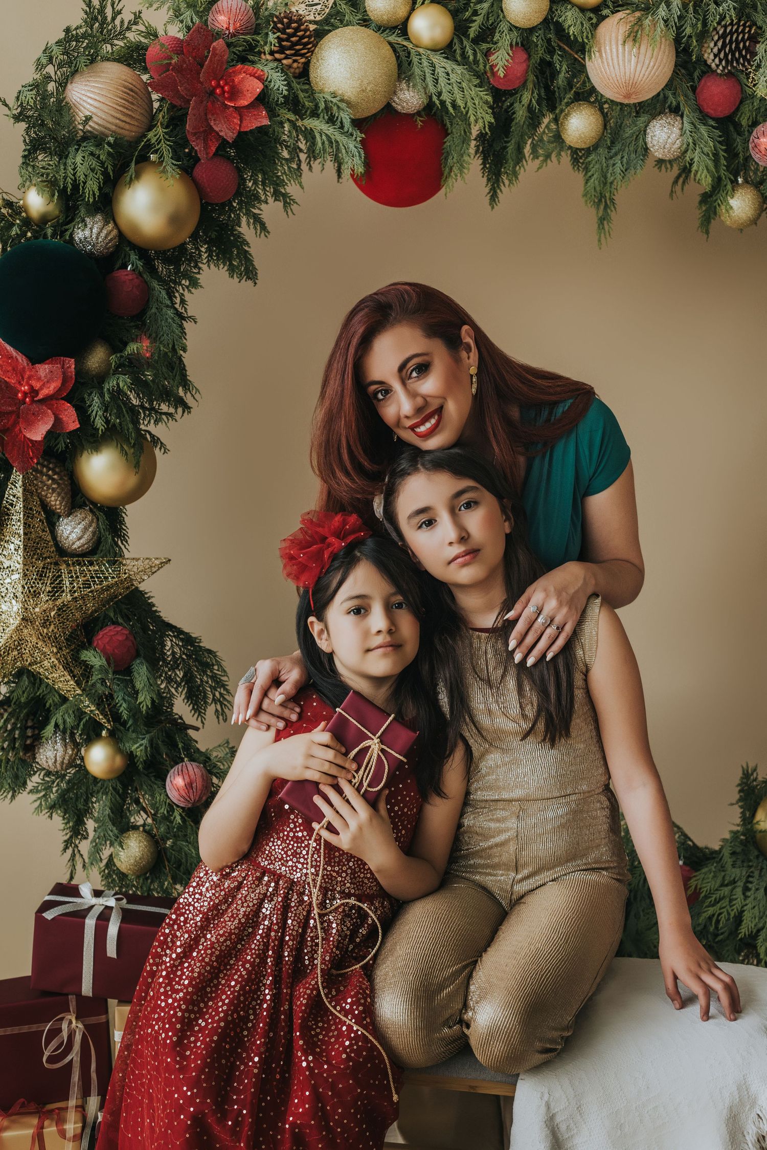 Sesión Bebés, Niños, Familia, Embarazo. Momentos espontáneos, Estudio fotográfico con luz natural en Reñaca. Mini Sesion Navidad.