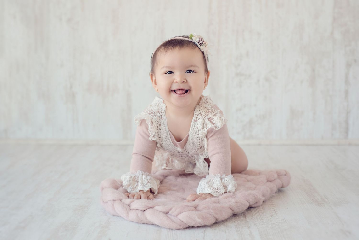 Sesión Fotográfica Bebés, Niños, Familia, Embarazada. Momentos espontáneos. Estudio fotográfico con luz natural en Reñaca.