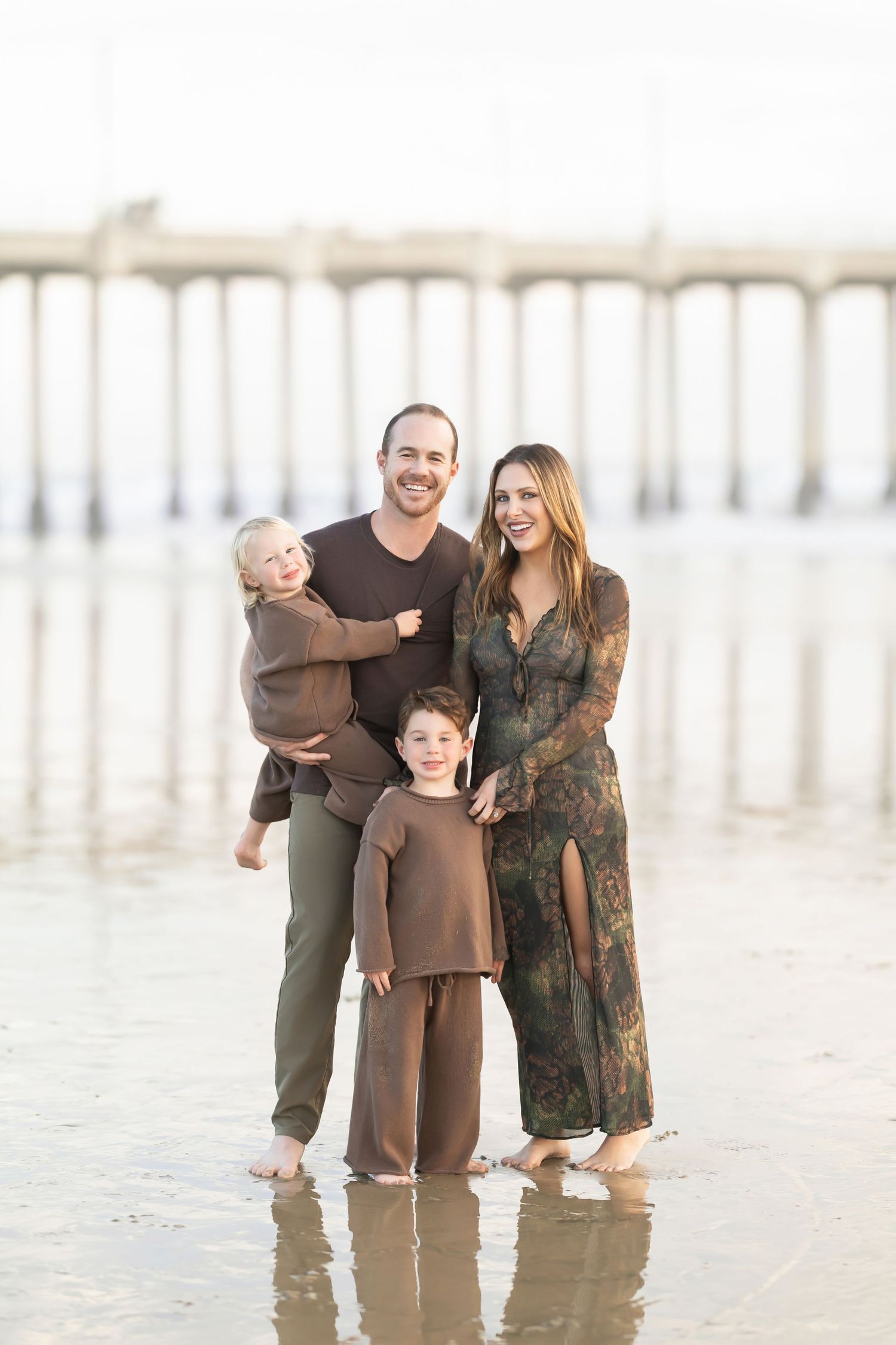 Outdoor family session at the beach with best photographer in Huntington beach 
High-end family photography for Orange County families