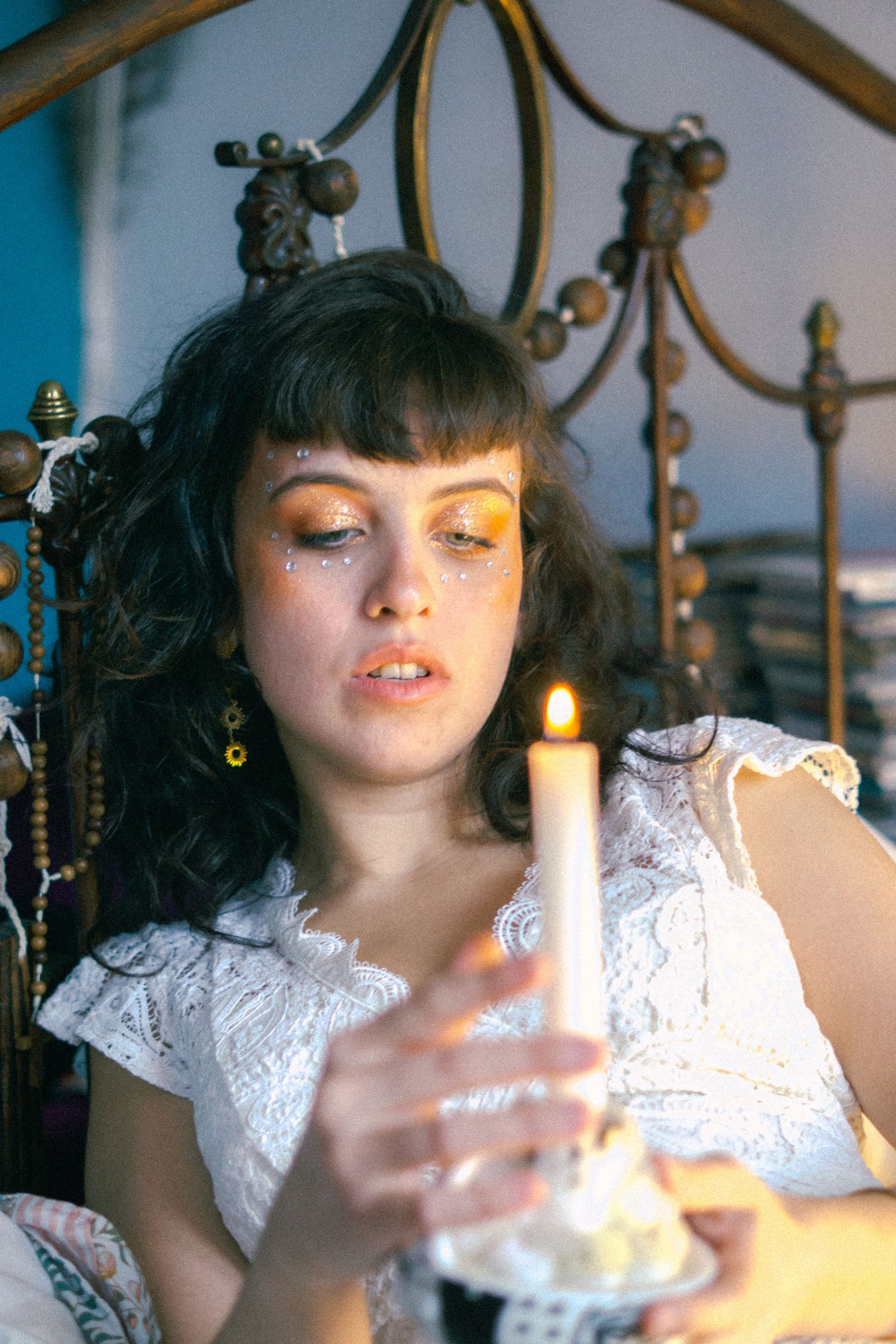 Portrait fine art d’une femme tenant une bougie, ambiance romantique et mystérieuse, lumière naturelle, séance photo artistique.