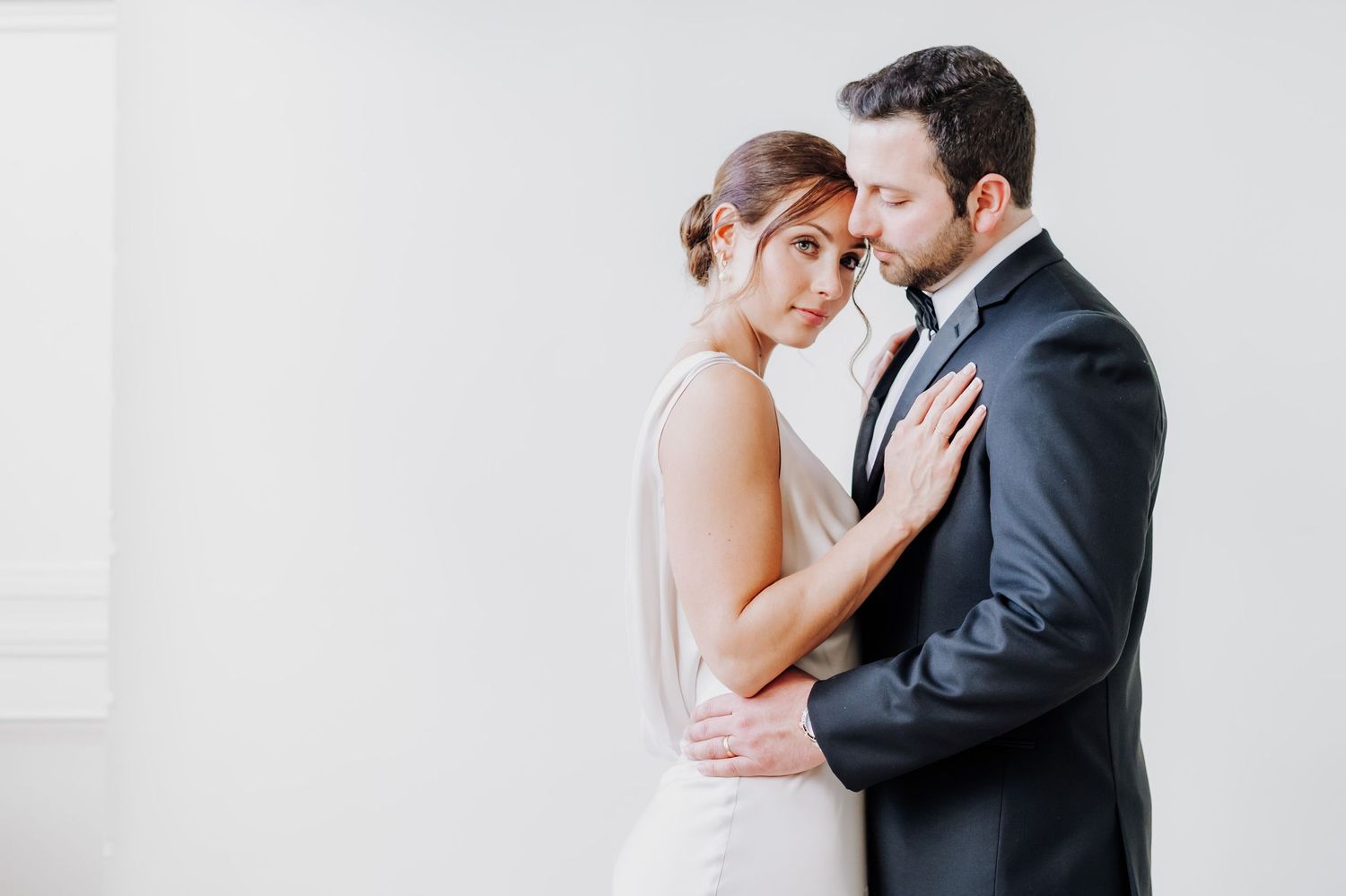 Weding Couple in white background Luxury wedding Photography
