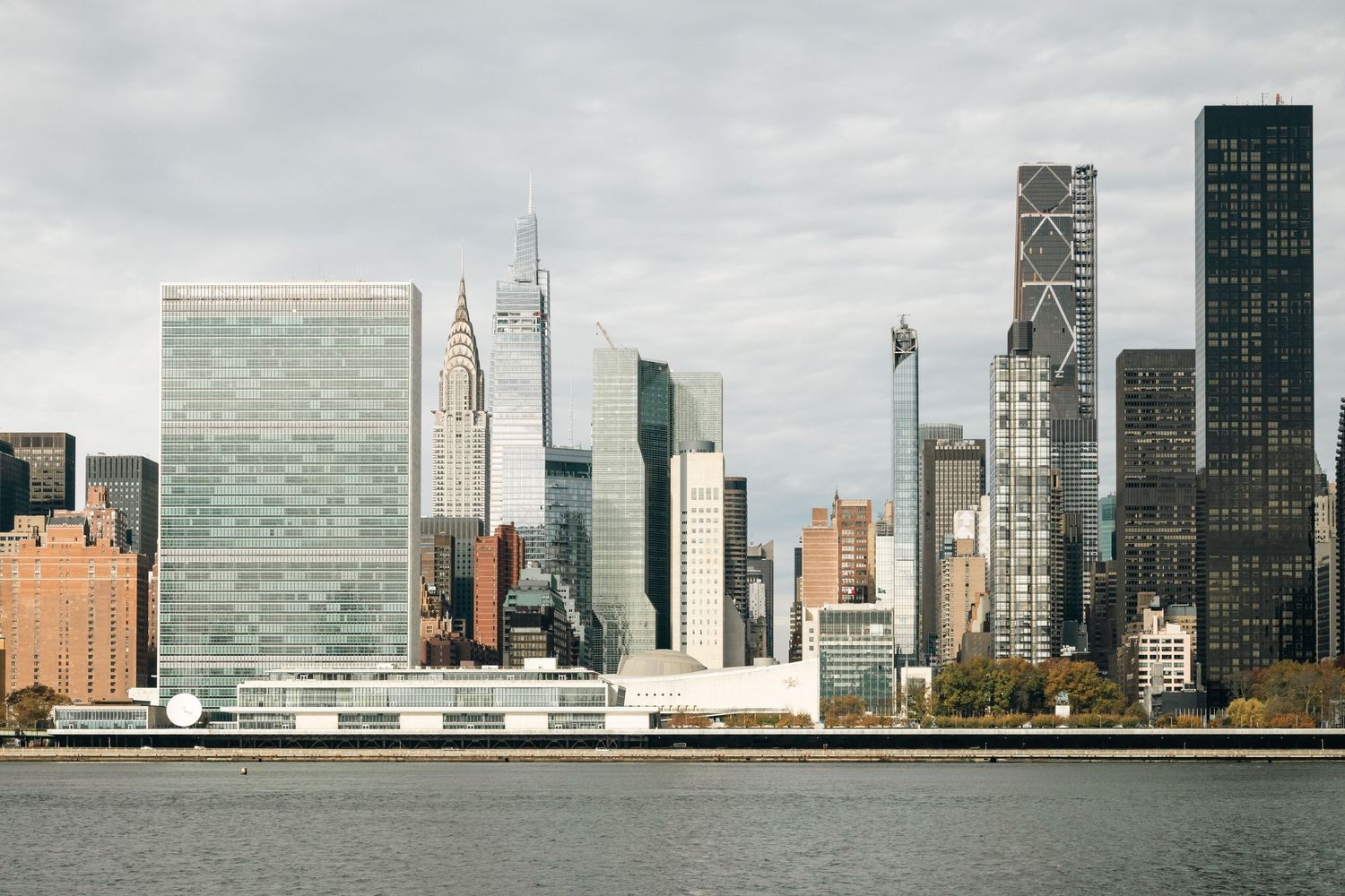 Panoramic view of the Manhattan skyline featuring iconic skyscrapers and modern architecture.