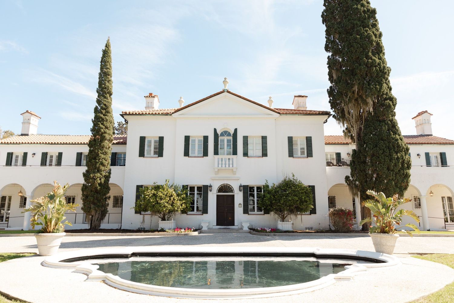 Elegant Jekyll Island, Georgia wedding venue at Crane Cottage reflecting pool and front lawn, perfect for fine art Southern celebrations.