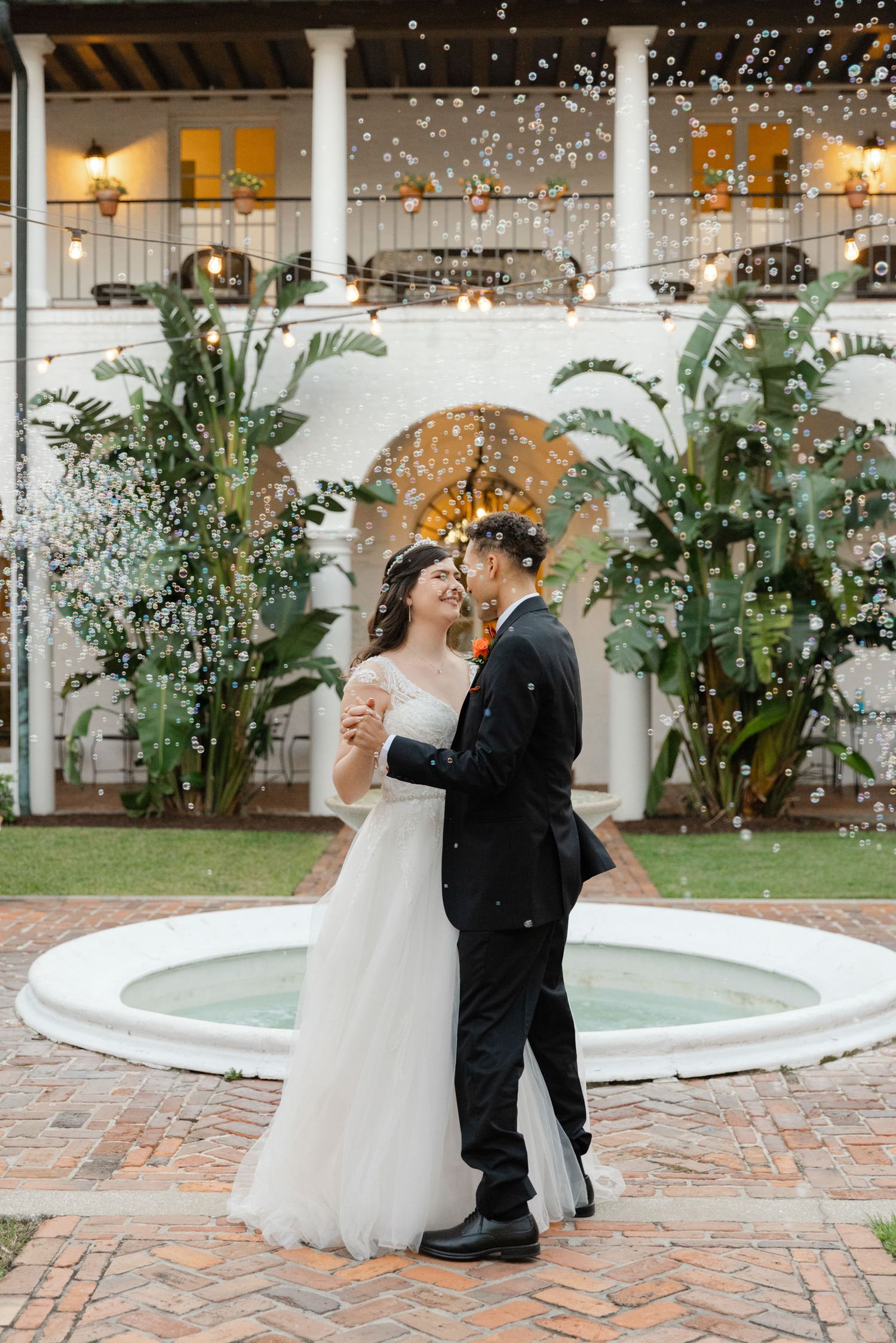Authentic storytelling style wedding photography at Crane Cottage, Jekyll Island Club, Georgia—capturing real moments with timeless charm.