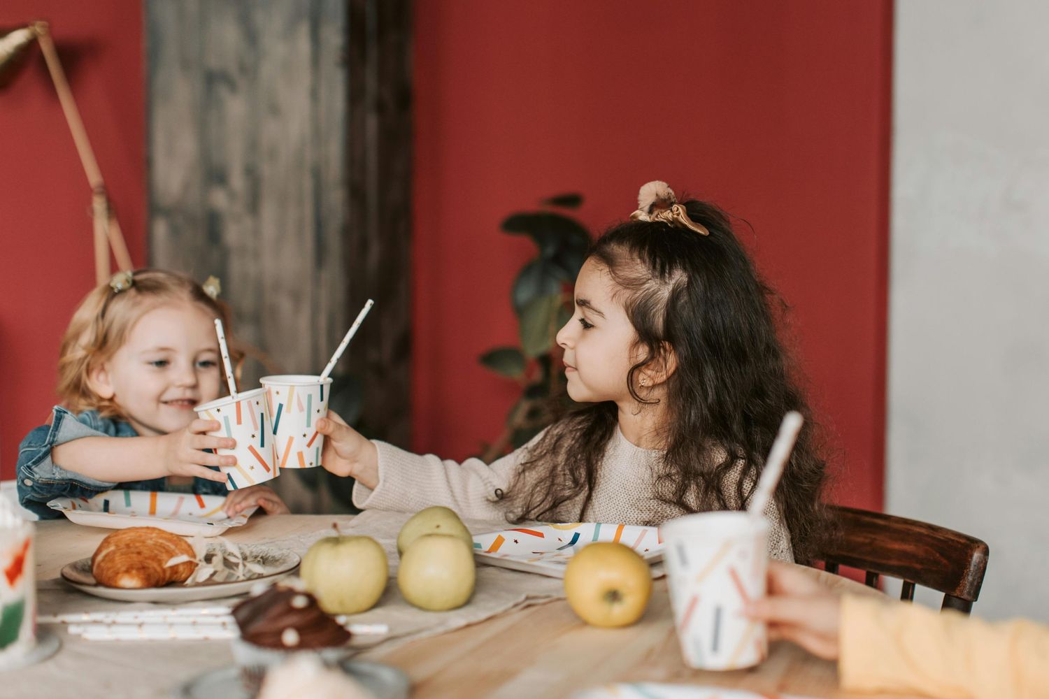 Kingman birthday celebration, kids laughing, joyful cake moments, captured by luxury Arizona children photographer.