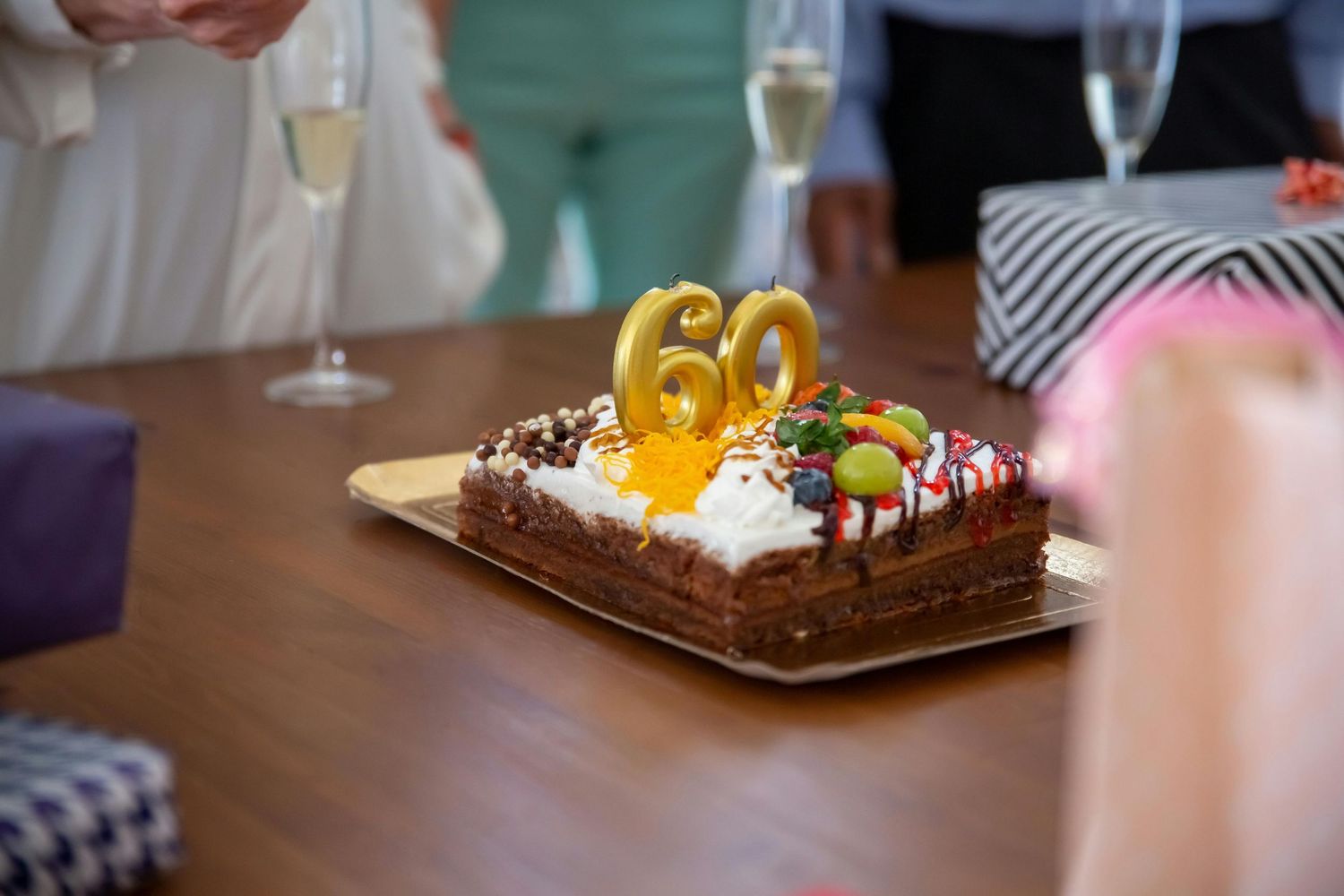 Best photographer Stan Tan Valley. Elegant plated desserts with fresh fruits and garnishes are arranged on a wooden dining table.