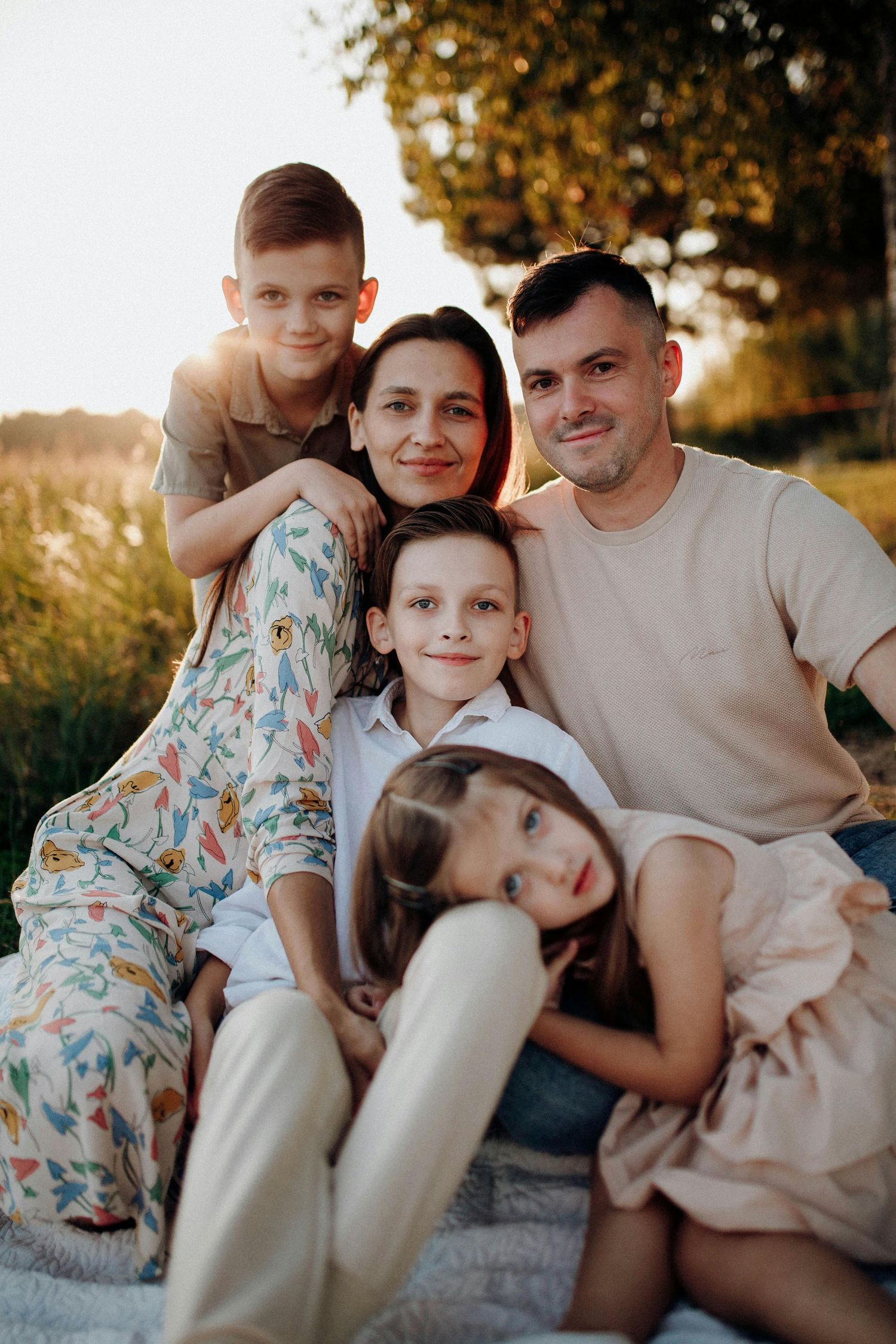 Prescott Arizona, mountaintop Family photography, Family group relaxing together outdoors during a sunset photoshoot.