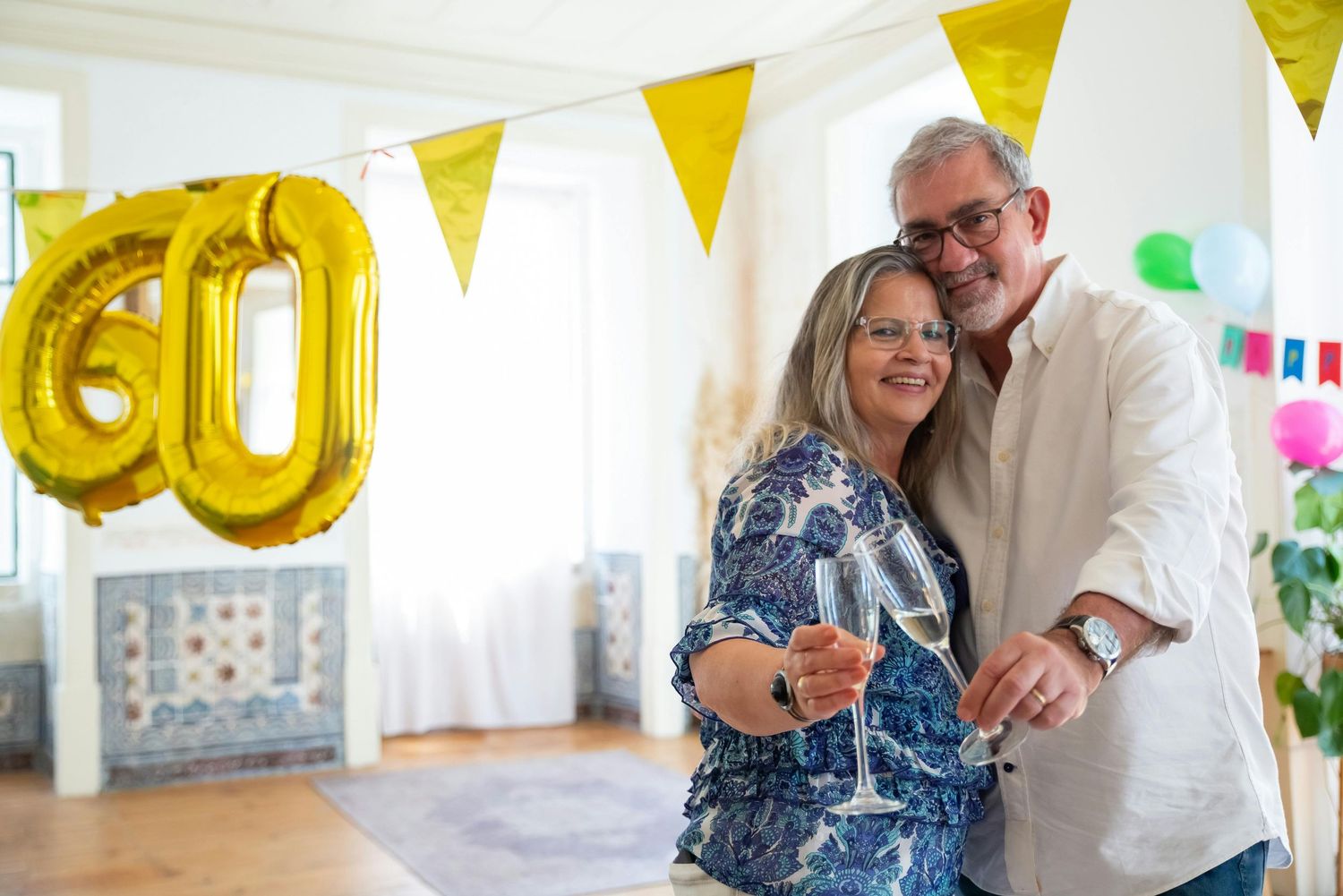 Best Birthday Photographer Arizona. Social gathering decorated with yellow banners and gold number balloons for celebration.