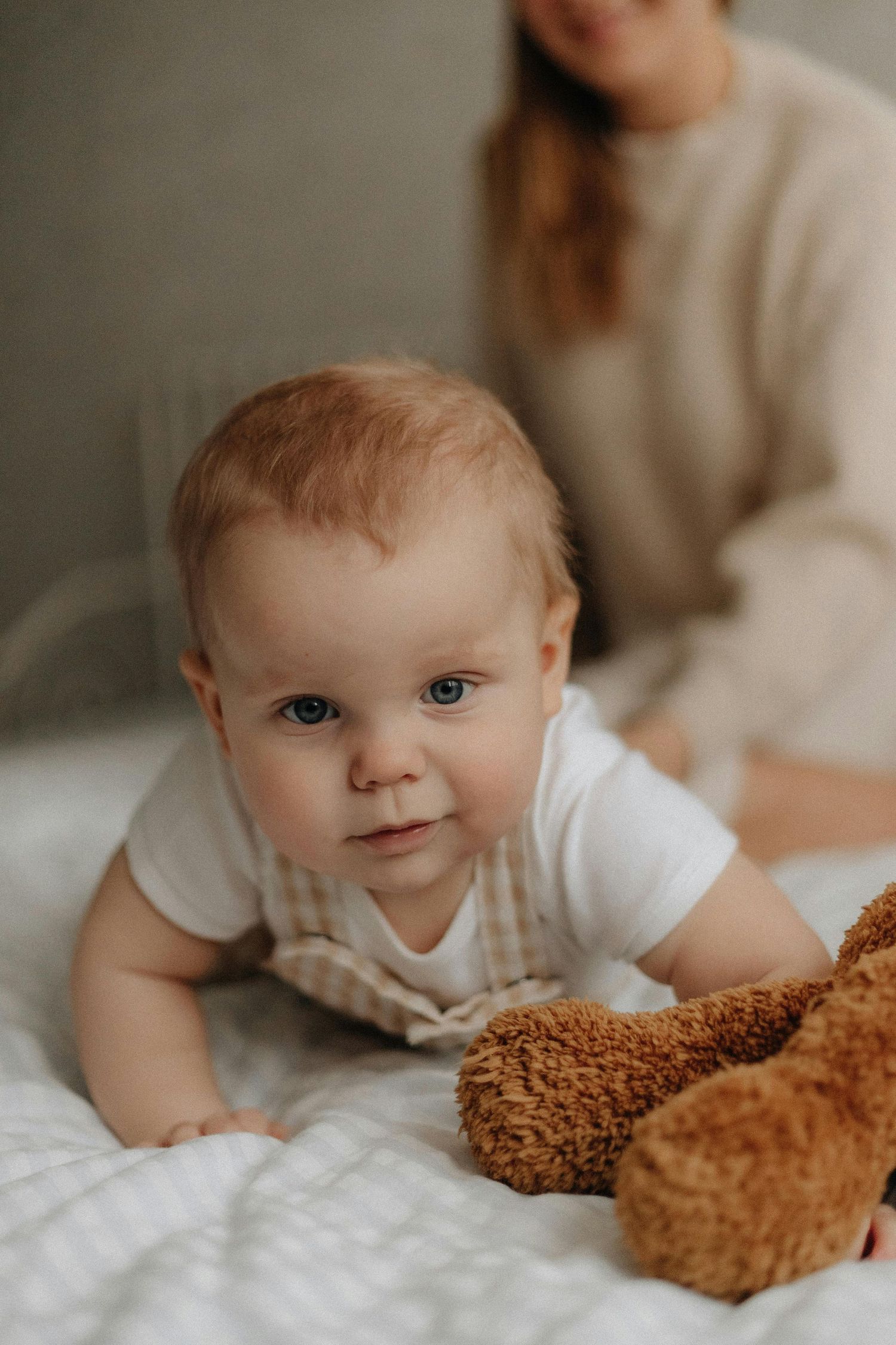 Florence cozy home session, kids giggling with parents, photographed by Arizona family photographer with fine-art warmth.