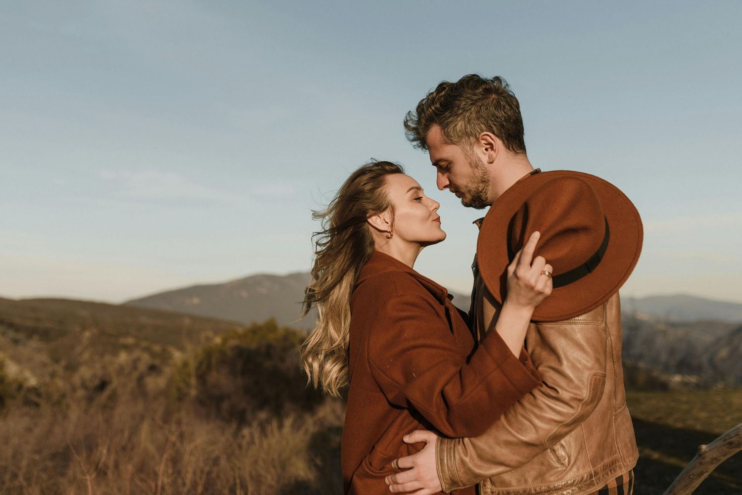Elopement in Sedona featuring red rock views and elegant, timeless wedding photography.
Casual home session in Phoenix showing cozy textures