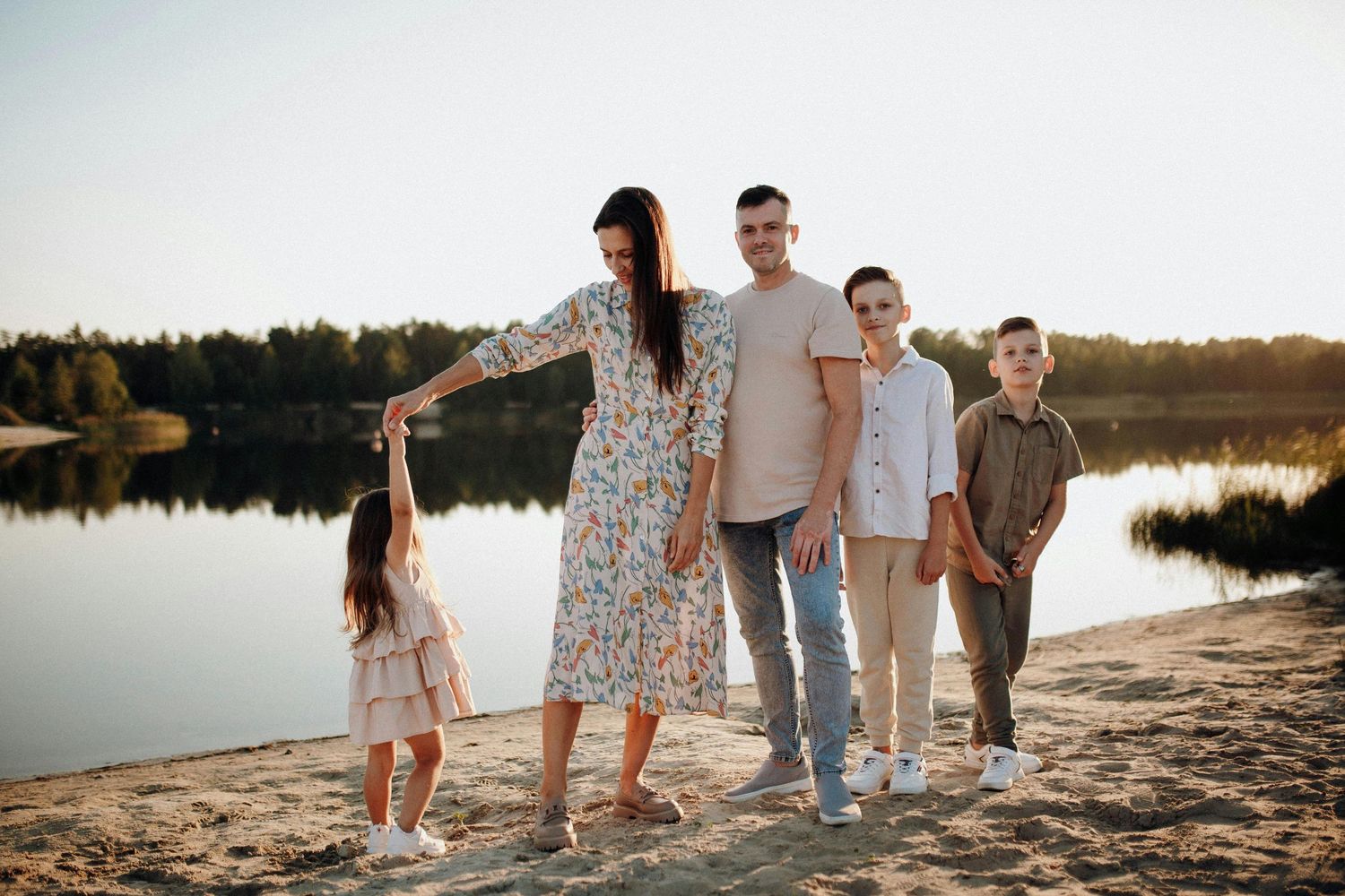 Prescott Arizona, mountaintop Family photography, Family group walking together along shoreline at sunset in casual attire.