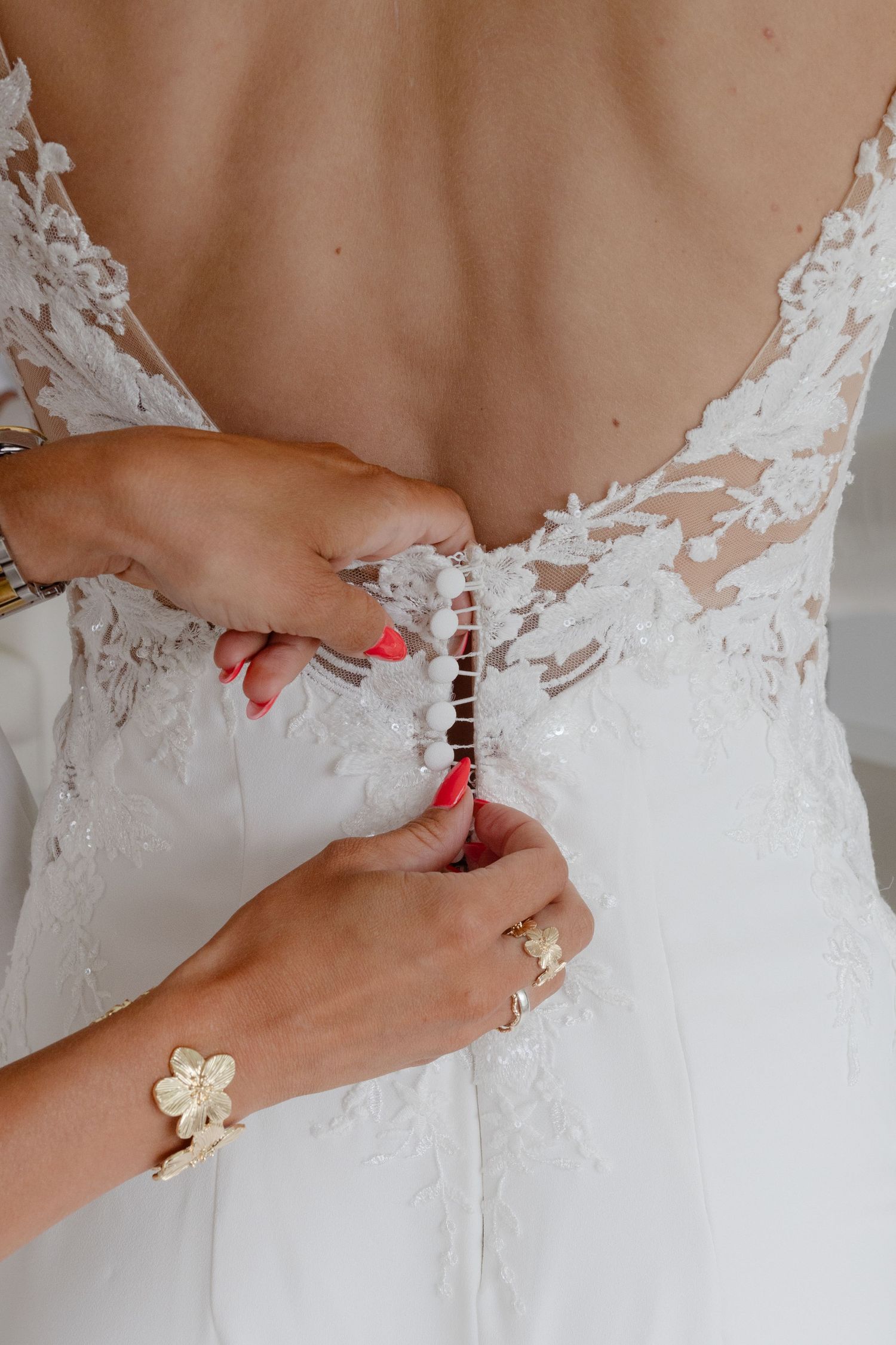 Luxury editorial wedding photography capturing intimate, cinematic love stories across France and Europe. Blending documentary storytelling