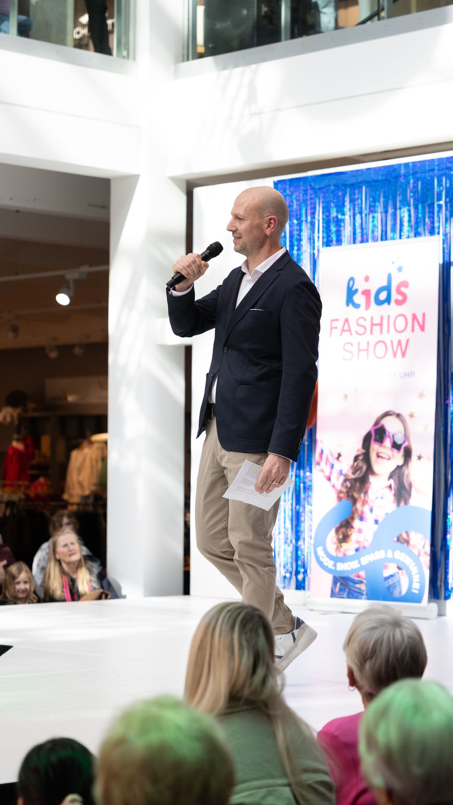Professionelle Event-Fotografie in Niederbayern: Moderator auf einer Fashion Show – Foto & Video von Social Spark für Rottal-Inn, Bayern