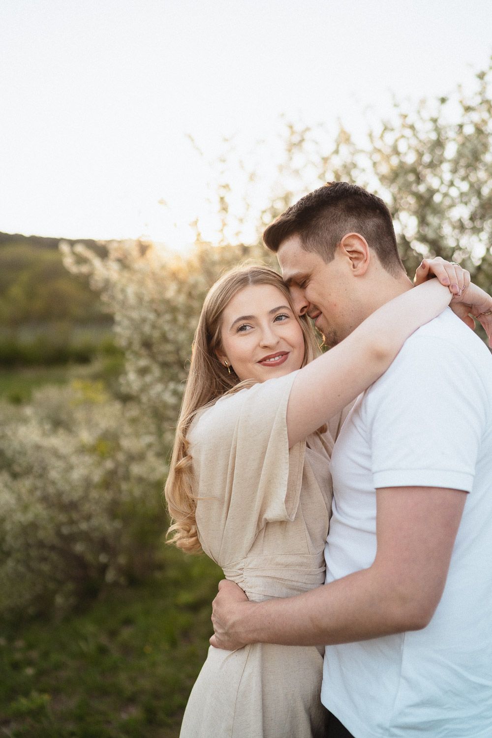 Paar umarmt sich bei Sonnenuntergang während eines Fotoshootings