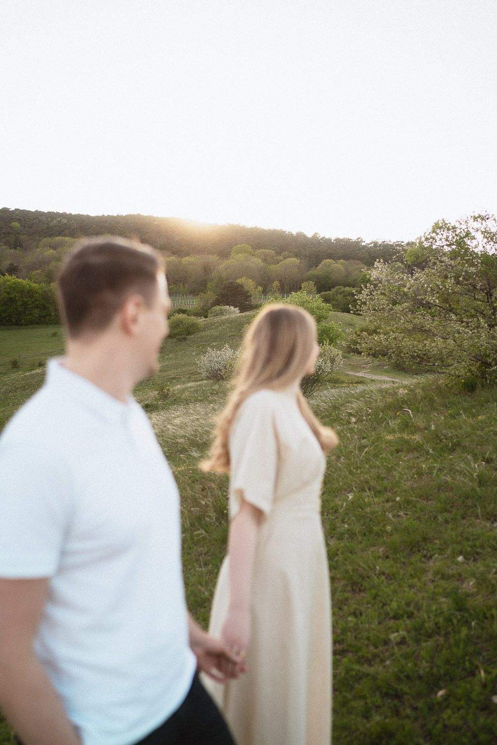 Paar steht Hand in Hand und schaut über die Perchtoldsdorfer Heide