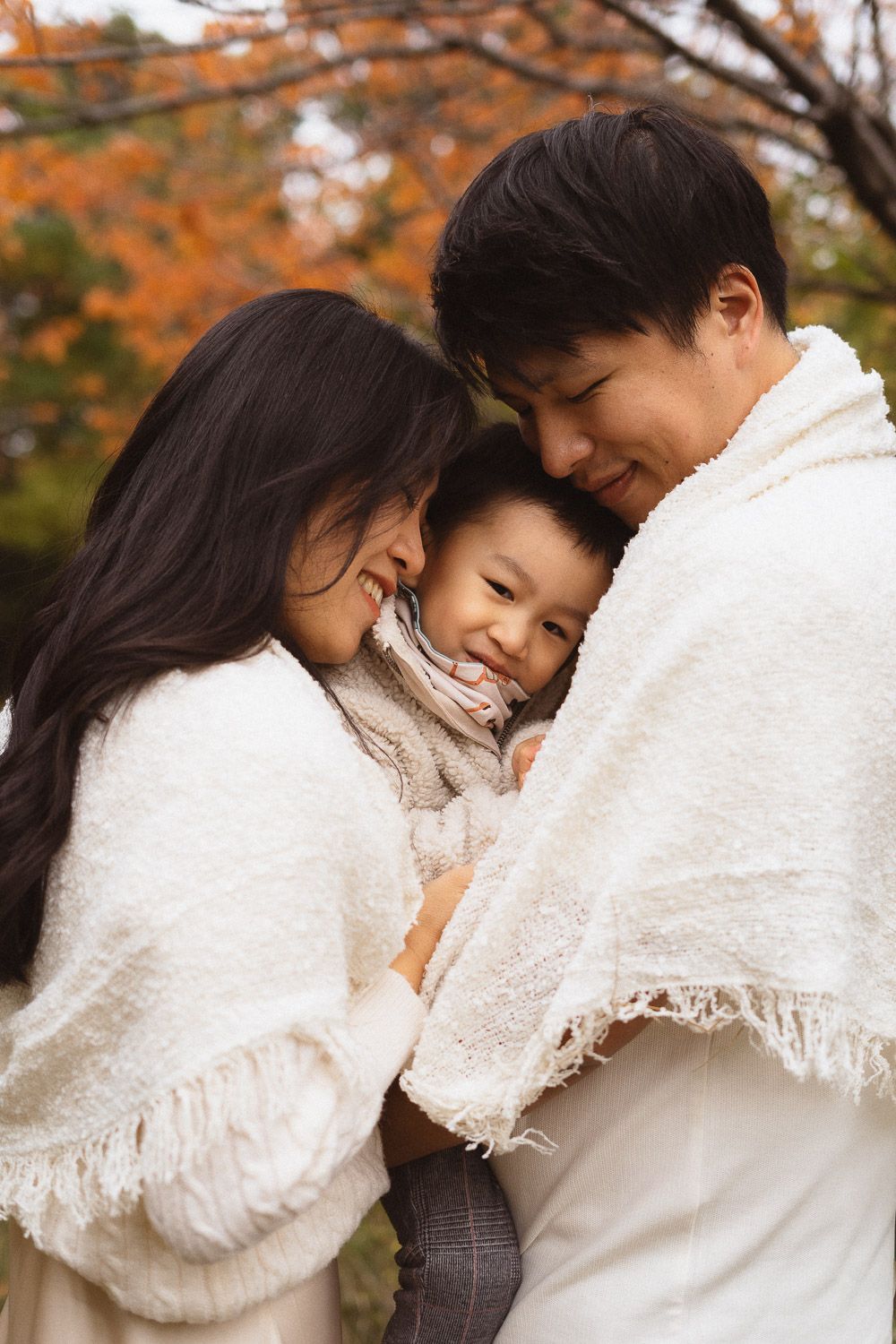 Familie genießt beim Familienshooting einen gemütlichen Moment unter einer Decke.