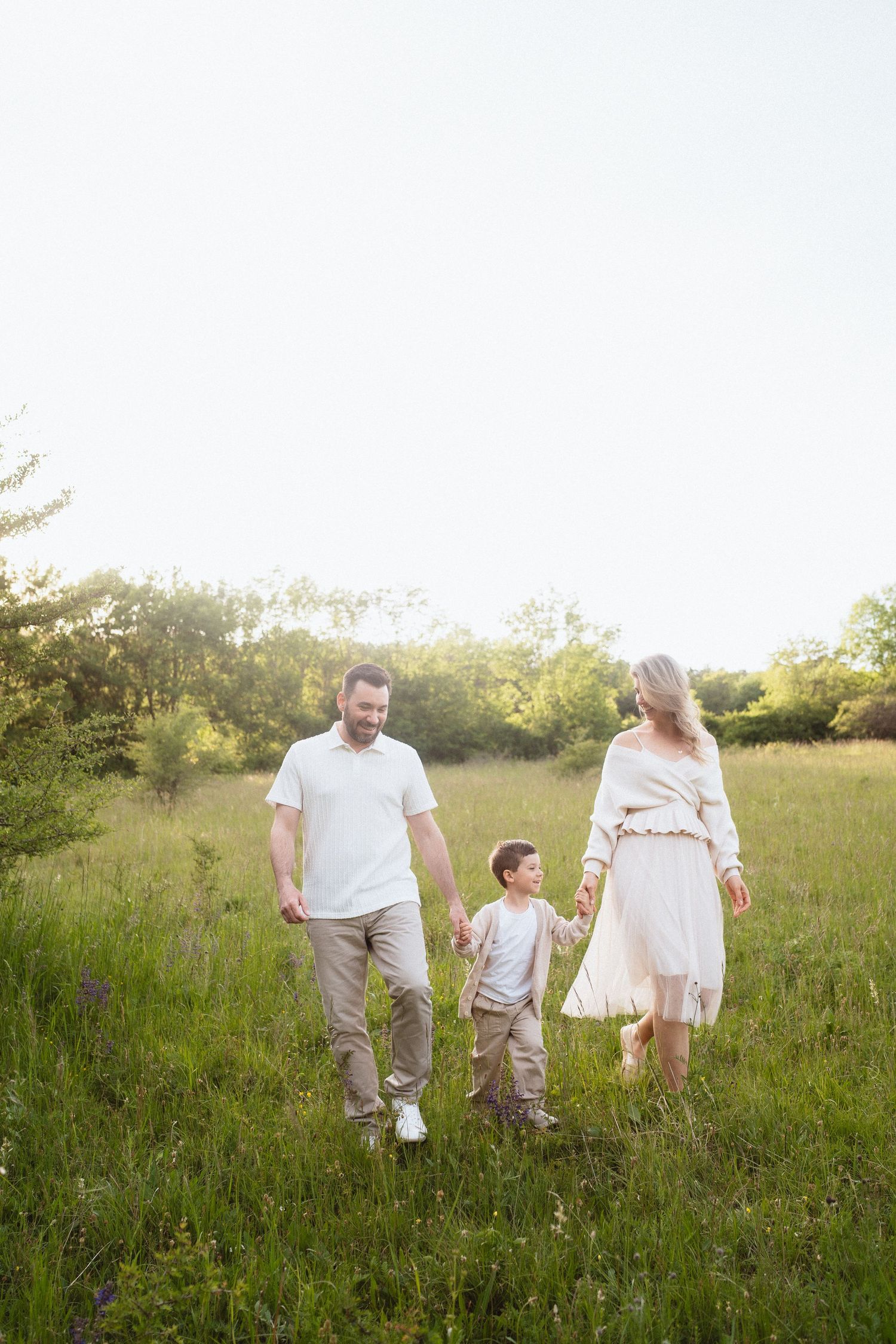 Familienmoment bei einem Outdoor-Shooting in Perchtolsdorf