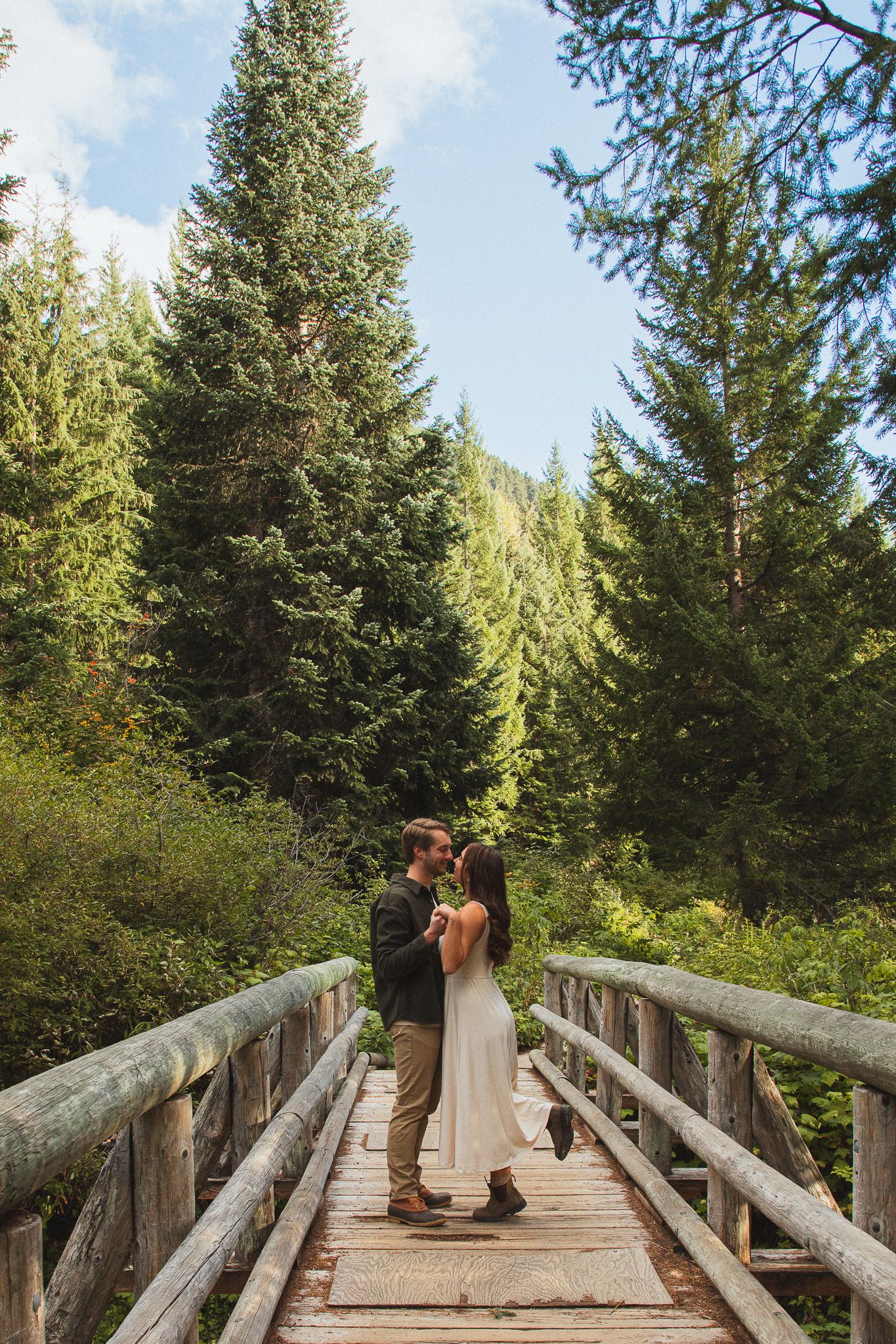 Seattle couples photographer documenting a romantic Gold Creek Pond session