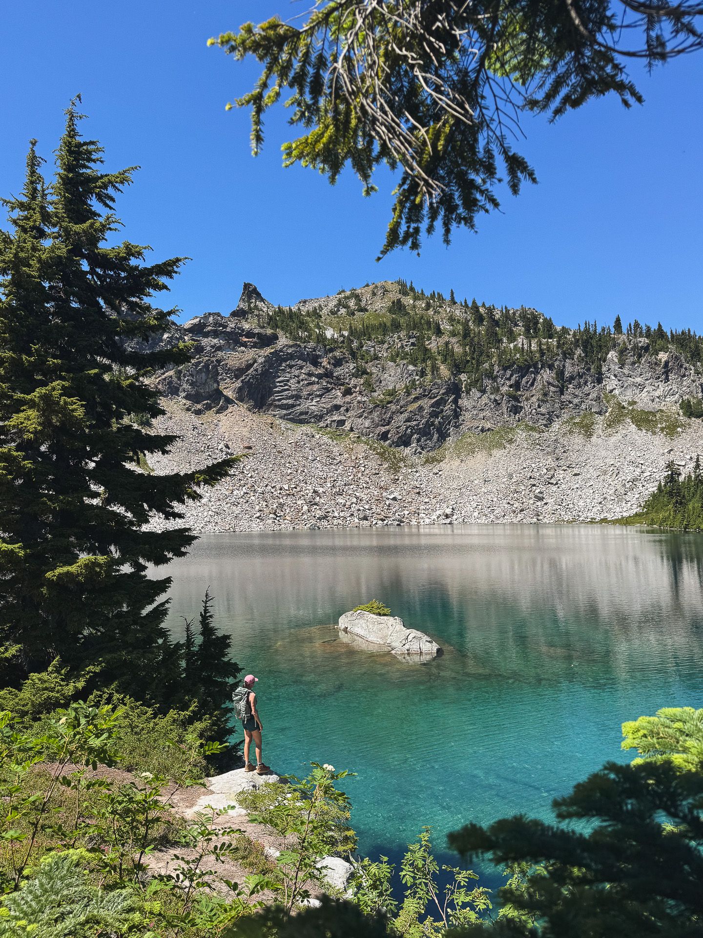 Alpine blue lake in the mountains, Washington elopement location