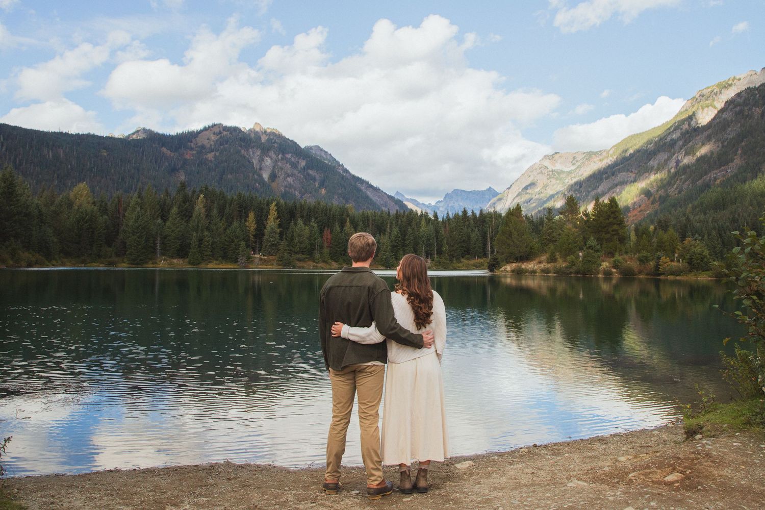 Seattle couples photographer documenting a romantic Gold Creek Pond session with mountain and lake views