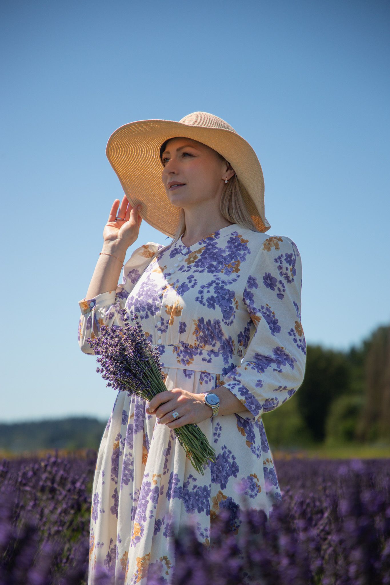 Woman’s portrait session at a Woodinville lavender farm, soft and romantic lavender field photos by a Seattle photographer