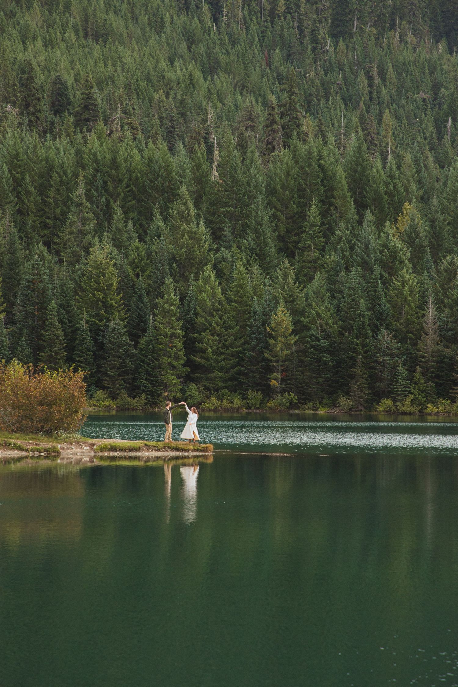 Couple photoshoot at Gold Creek Pond near Snoqualmie Pass, Seattle couples photographer