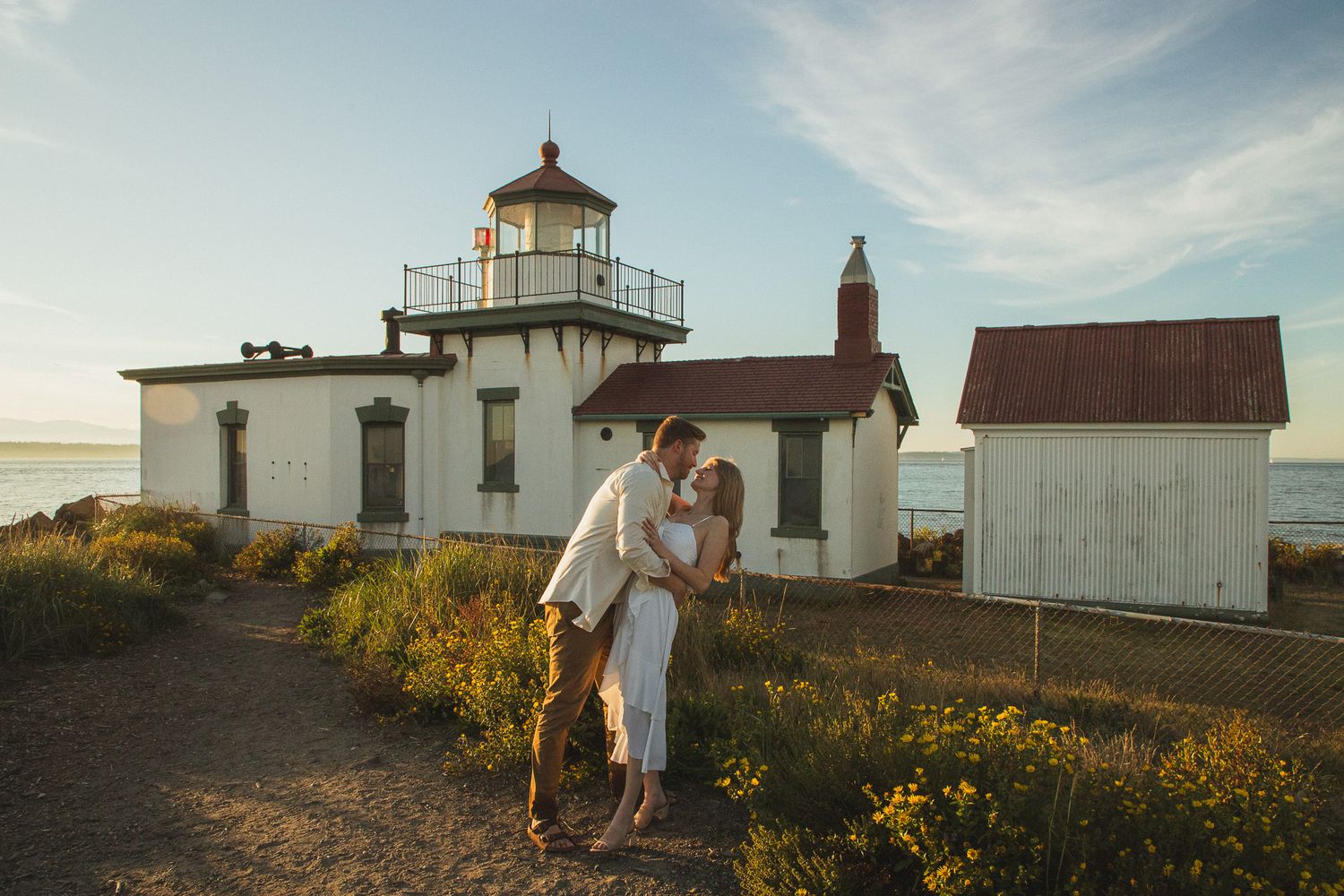 Golden hour couple photos at Discovery Park in Seattle